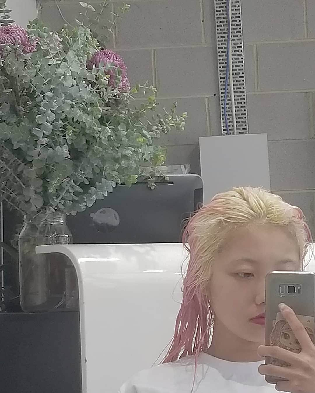 小林レイミさんのインスタグラム写真 - (小林レイミInstagram)「Killing my sweet sweet hair 💇‍♀️💈🍩 #haircolor #pinkhair #hairsalon #hairgoals #hairdye #haircare #reallife #pinkworld #ブリーチ #ピンクヘア」2月22日 10時03分 - _reimi._____