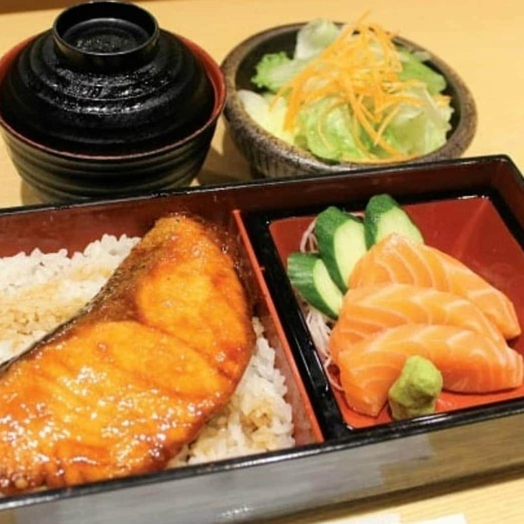 Japan Food Townさんのインスタグラム写真 - (Japan Food TownInstagram)「What lunch would you enjoy this weekend? How about selectable YUMMY Japanese Bento Set?  You can enjoy varieties of special Bento as a Lunch Set at "Tempura Tsukiji Tenka" in Japan Food Town even if during weekends! Check this picture and choose your preferred Bento Set with affordable pricing.  Lunch Bento Promotion is available weekdays, weekends during lunch time (11am to 3pm daily). You can find the Bento include your favourite main dish such as Chicken Katsu, Tendon, Chicken Teriyaki, Salmon, Unagi, Curry Rice packed into Bento Box as Promotion Set Menu!  Which Lunch Bento will you choose? Ask your families, friends to join and have a big smile with Lunch Bento Promotion at "Tempura Tsukiji Tenka". Japan Food Town is located at 435 Orchard Road, Wisma Atria Unit 04-39/54. Tempura Tsukiji Tenka is located at Wisma Atria #04-42 in Japan Food Town.  みなさん、この週末のランチは何を召し上がりましょうか？ 豊富な種類から選べるお弁当セットはいかがですか？  Japan Food Town内の「天ぷら築地天香」の新しいランチ弁当プロモーションは種類も豊富で週末もご利用いただけるお得なランチ弁当セットですよ！ お好みの弁当セットをこちらの写真から選んでね！  こちらのランチ弁当プロモーションは平日、週末を問わずにご提供中！（11AM〜3PMのご提供）  チキンカツ、天丼、チキン照り焼き、サーモン、うなぎ、カレー等メインの料理の種類もとっても豊富です。弁当セットになっていますのでボリュームも満足プロモーション価格でとてもリーズナブルにお召し上がり頂けます。  みなさんはこの週末はどのランチ弁当にしますか？ ご家族、ご友人の方々も誘って美味しくてリーズナブルなランチ弁当で笑顔の週末をお過ごしください！  Japan Food Townは435 Orchard Road, Wisma Atria Unit 04-39/54にあります。 天ぷら築地天香はJapan Food Town内、Wisma Atria #04-42にあります。  #tempura #tsukiji #tenka #japanfoodtown #japanesfood #eatoutsg #sgeat #foodloversg 　#sgfoodporn #sgfoodsteps #instafoodsg #japanesefoodsg #foodsg #orchard #sgfood 　#foodstagram #singapore #wismaatria #familylunch #weekendlunch #valentinesday #bento 　#bentobox #lunchpromotion」2月22日 15時33分 - japanfoodtown