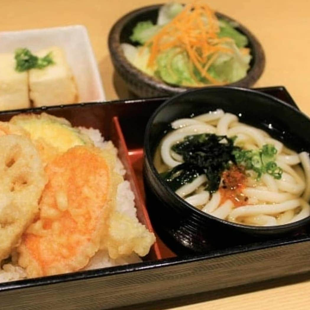 Japan Food Townさんのインスタグラム写真 - (Japan Food TownInstagram)「What lunch would you enjoy this weekend? How about selectable YUMMY Japanese Bento Set?  You can enjoy varieties of special Bento as a Lunch Set at "Tempura Tsukiji Tenka" in Japan Food Town even if during weekends! Check this picture and choose your preferred Bento Set with affordable pricing.  Lunch Bento Promotion is available weekdays, weekends during lunch time (11am to 3pm daily). You can find the Bento include your favourite main dish such as Chicken Katsu, Tendon, Chicken Teriyaki, Salmon, Unagi, Curry Rice packed into Bento Box as Promotion Set Menu!  Which Lunch Bento will you choose? Ask your families, friends to join and have a big smile with Lunch Bento Promotion at "Tempura Tsukiji Tenka". Japan Food Town is located at 435 Orchard Road, Wisma Atria Unit 04-39/54. Tempura Tsukiji Tenka is located at Wisma Atria #04-42 in Japan Food Town.  みなさん、この週末のランチは何を召し上がりましょうか？ 豊富な種類から選べるお弁当セットはいかがですか？  Japan Food Town内の「天ぷら築地天香」の新しいランチ弁当プロモーションは種類も豊富で週末もご利用いただけるお得なランチ弁当セットですよ！ お好みの弁当セットをこちらの写真から選んでね！  こちらのランチ弁当プロモーションは平日、週末を問わずにご提供中！（11AM〜3PMのご提供）  チキンカツ、天丼、チキン照り焼き、サーモン、うなぎ、カレー等メインの料理の種類もとっても豊富です。弁当セットになっていますのでボリュームも満足プロモーション価格でとてもリーズナブルにお召し上がり頂けます。  みなさんはこの週末はどのランチ弁当にしますか？ ご家族、ご友人の方々も誘って美味しくてリーズナブルなランチ弁当で笑顔の週末をお過ごしください！  Japan Food Townは435 Orchard Road, Wisma Atria Unit 04-39/54にあります。 天ぷら築地天香はJapan Food Town内、Wisma Atria #04-42にあります。  #tempura #tsukiji #tenka #japanfoodtown #japanesfood #eatoutsg #sgeat #foodloversg 　#sgfoodporn #sgfoodsteps #instafoodsg #japanesefoodsg #foodsg #orchard #sgfood 　#foodstagram #singapore #wismaatria #familylunch #weekendlunch #valentinesday #bento 　#bentobox #lunchpromotion」2月22日 15時33分 - japanfoodtown