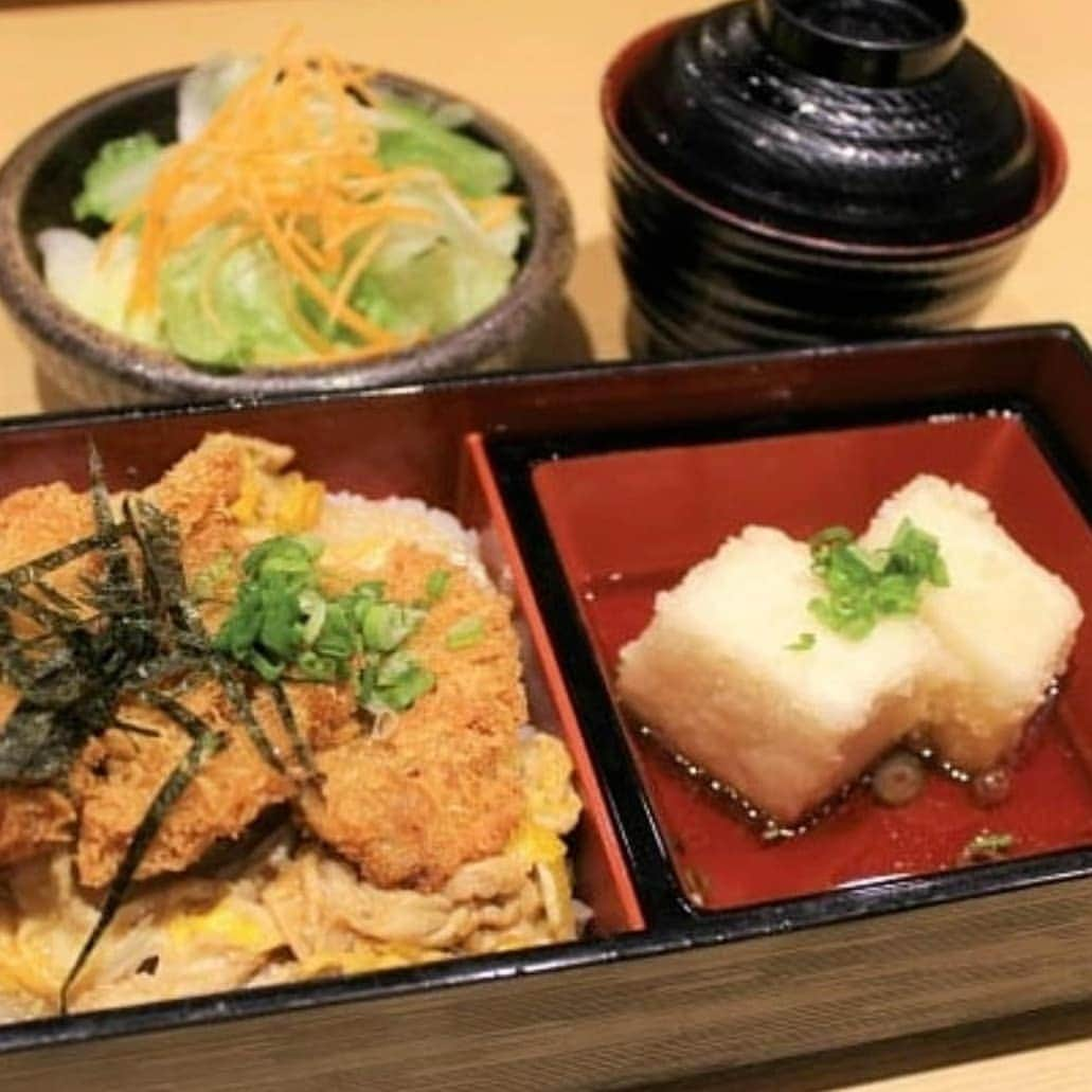 Japan Food Townさんのインスタグラム写真 - (Japan Food TownInstagram)「What lunch would you enjoy this weekend? How about selectable YUMMY Japanese Bento Set?  You can enjoy varieties of special Bento as a Lunch Set at "Tempura Tsukiji Tenka" in Japan Food Town even if during weekends! Check this picture and choose your preferred Bento Set with affordable pricing.  Lunch Bento Promotion is available weekdays, weekends during lunch time (11am to 3pm daily). You can find the Bento include your favourite main dish such as Chicken Katsu, Tendon, Chicken Teriyaki, Salmon, Unagi, Curry Rice packed into Bento Box as Promotion Set Menu!  Which Lunch Bento will you choose? Ask your families, friends to join and have a big smile with Lunch Bento Promotion at "Tempura Tsukiji Tenka". Japan Food Town is located at 435 Orchard Road, Wisma Atria Unit 04-39/54. Tempura Tsukiji Tenka is located at Wisma Atria #04-42 in Japan Food Town.  みなさん、この週末のランチは何を召し上がりましょうか？ 豊富な種類から選べるお弁当セットはいかがですか？  Japan Food Town内の「天ぷら築地天香」の新しいランチ弁当プロモーションは種類も豊富で週末もご利用いただけるお得なランチ弁当セットですよ！ お好みの弁当セットをこちらの写真から選んでね！  こちらのランチ弁当プロモーションは平日、週末を問わずにご提供中！（11AM〜3PMのご提供）  チキンカツ、天丼、チキン照り焼き、サーモン、うなぎ、カレー等メインの料理の種類もとっても豊富です。弁当セットになっていますのでボリュームも満足プロモーション価格でとてもリーズナブルにお召し上がり頂けます。  みなさんはこの週末はどのランチ弁当にしますか？ ご家族、ご友人の方々も誘って美味しくてリーズナブルなランチ弁当で笑顔の週末をお過ごしください！  Japan Food Townは435 Orchard Road, Wisma Atria Unit 04-39/54にあります。 天ぷら築地天香はJapan Food Town内、Wisma Atria #04-42にあります。  #tempura #tsukiji #tenka #japanfoodtown #japanesfood #eatoutsg #sgeat #foodloversg 　#sgfoodporn #sgfoodsteps #instafoodsg #japanesefoodsg #foodsg #orchard #sgfood 　#foodstagram #singapore #wismaatria #familylunch #weekendlunch #valentinesday #bento 　#bentobox #lunchpromotion」2月22日 15時33分 - japanfoodtown