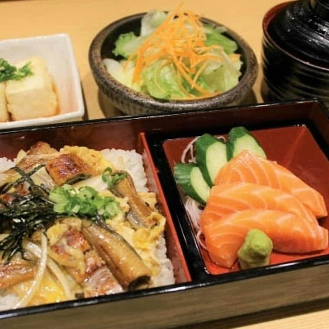 Japan Food Townさんのインスタグラム写真 - (Japan Food TownInstagram)「What lunch would you enjoy this weekend? How about selectable YUMMY Japanese Bento Set?  You can enjoy varieties of special Bento as a Lunch Set at "Tempura Tsukiji Tenka" in Japan Food Town even if during weekends! Check this picture and choose your preferred Bento Set with affordable pricing.  Lunch Bento Promotion is available weekdays, weekends during lunch time (11am to 3pm daily). You can find the Bento include your favourite main dish such as Chicken Katsu, Tendon, Chicken Teriyaki, Salmon, Unagi, Curry Rice packed into Bento Box as Promotion Set Menu!  Which Lunch Bento will you choose? Ask your families, friends to join and have a big smile with Lunch Bento Promotion at "Tempura Tsukiji Tenka". Japan Food Town is located at 435 Orchard Road, Wisma Atria Unit 04-39/54. Tempura Tsukiji Tenka is located at Wisma Atria #04-42 in Japan Food Town.  みなさん、この週末のランチは何を召し上がりましょうか？ 豊富な種類から選べるお弁当セットはいかがですか？  Japan Food Town内の「天ぷら築地天香」の新しいランチ弁当プロモーションは種類も豊富で週末もご利用いただけるお得なランチ弁当セットですよ！ お好みの弁当セットをこちらの写真から選んでね！  こちらのランチ弁当プロモーションは平日、週末を問わずにご提供中！（11AM〜3PMのご提供）  チキンカツ、天丼、チキン照り焼き、サーモン、うなぎ、カレー等メインの料理の種類もとっても豊富です。弁当セットになっていますのでボリュームも満足プロモーション価格でとてもリーズナブルにお召し上がり頂けます。  みなさんはこの週末はどのランチ弁当にしますか？ ご家族、ご友人の方々も誘って美味しくてリーズナブルなランチ弁当で笑顔の週末をお過ごしください！  Japan Food Townは435 Orchard Road, Wisma Atria Unit 04-39/54にあります。 天ぷら築地天香はJapan Food Town内、Wisma Atria #04-42にあります。  #tempura #tsukiji #tenka #japanfoodtown #japanesfood #eatoutsg #sgeat #foodloversg 　#sgfoodporn #sgfoodsteps #instafoodsg #japanesefoodsg #foodsg #orchard #sgfood 　#foodstagram #singapore #wismaatria #familylunch #weekendlunch #valentinesday #bento 　#bentobox #lunchpromotion」2月22日 15時33分 - japanfoodtown