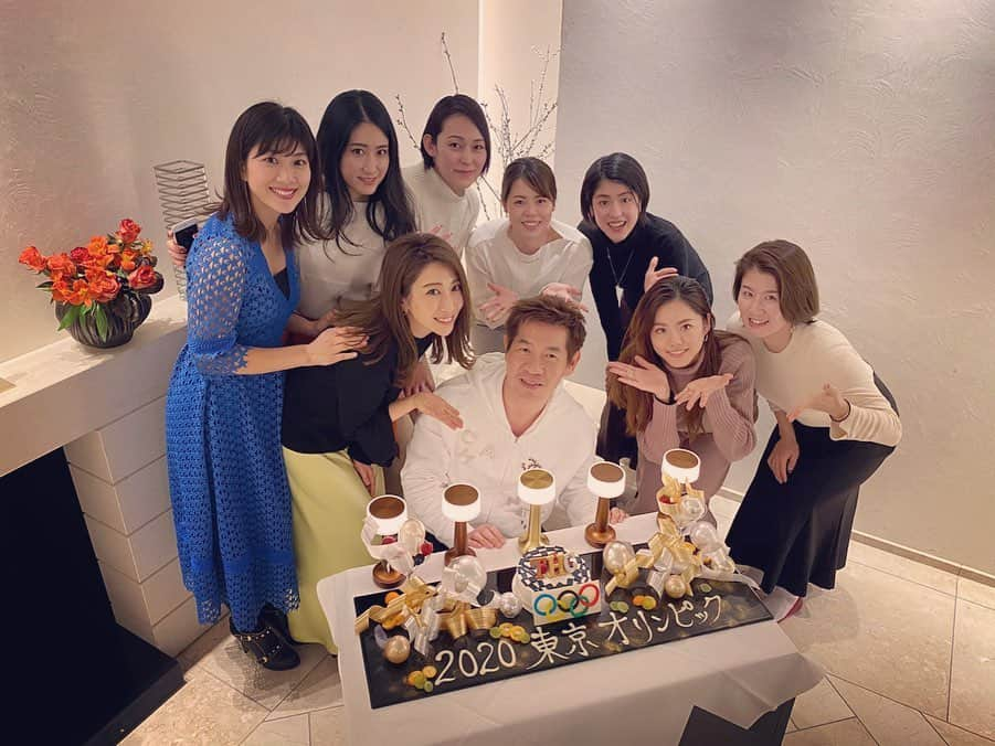 坪井保菜美さんのインスタグラム写真 - (坪井保菜美Instagram)「💙💛🖤💚❤️ 2020 東京オリンピック みんなで盛り上げよう🙌🏻の会。 ・ お世話になっている杉浦先生、 そしてアスリート女子のみなさんとご飯しました。  このケーキはもはや芸術。 ケーキのエンブレム食べると、 アバターみたいで爆笑🤣💙 ・ 楽しい会でした🌸 ありがとうございます  @tokyo_hills_clinic  #2020 #東京オリンピック #アスリート女子 #アスリート #オリンピック #エンブレム」2月22日 15時36分 - honamitsuboi