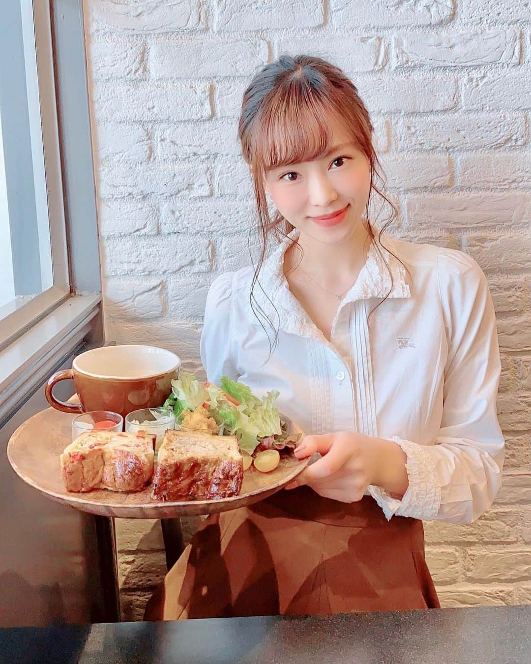 青山智美さんのインスタグラム写真 - (青山智美Instagram)「【#キッシュ #ランチ ♬♡】 ♡ 名古屋の栄で#quiche #lunch 💓💓 一つは#ミート  もう一つは#ベジタブル &#チーズ  とっても美味しかったです😃 #キィッシュ お家で作ってみよう❣️ ♡ #shirt ： @burberry  #skirt ： @jillstuart.jp ♡ #オシャレランチ #バーバリー #ジルスチュアート #ヘアアレンジ #ポニーテール #ponytail #美容 #化粧品 #スキンケア #コスメ #食」2月22日 10時14分 - tomomibeauty