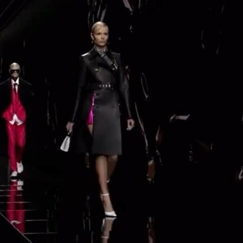 ナターシャ・ポーリーのインスタグラム：「Everything 🖤 Thank You @versace @donatella_versace @kjeldgaard1 @pg_dmcasting @samuel_ellis @patmcgrathreal @guidopalau #versace」