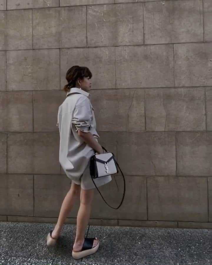 JUNNAのインスタグラム：「エコレザービックシャツのセットアップ😍  ELLE SHOPは毎週土曜日が新作発売日です👍 @elleshop_jp sandal/ @pippichic_official bag/ @ysl top/ #エコレザービッグシャツ bottom/ #エコレザーショートパンツ #only#etretokyo #2020etre_ss#ysl#yslbag #pippichic」
