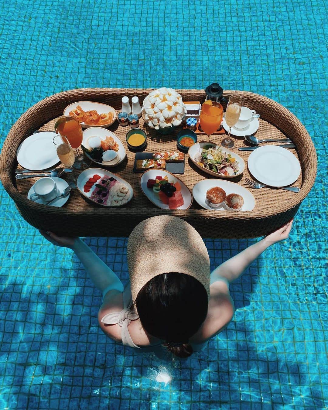 shihoのインスタグラム：「floating breakfast🥂🍹👙🍳🥞🥐🥗🍇🍓🍌🍑🍒 . . . . . 誰もいないこんなにも広いプールで これは贅沢すぎ…♡ 最高のfamily time💋 . . . . #floatingbreakfast  #bali#pool」