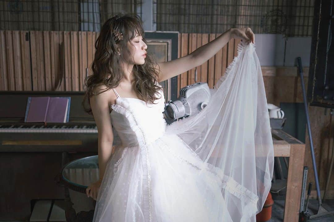 RabichePowのインスタグラム：「LUANA WEDDIN オープンからもう既に何件がご予約と お問い合わせ頂きありがとうございます😭💕 . メールやDMを頂くことが多いのですが ハワイウェディングのお問い合わせは LINE@からお願いしております❣️ . ストーリーのハイライトにQRコード載せておきますので そちらからお願い致します😊 . お得情報 5月２０日以降ですと ハワイに滞在しているので 私指名でも交通費などの料金がかからないので もし興味のある方はお問い合わせ下さい😊 . . 📸photo @francbear.tossy  @mi_kity62 . . #ラビッシュポー#ルアナウエディング#ヘアメイク#リゾートウェディング#ハワイ婚」