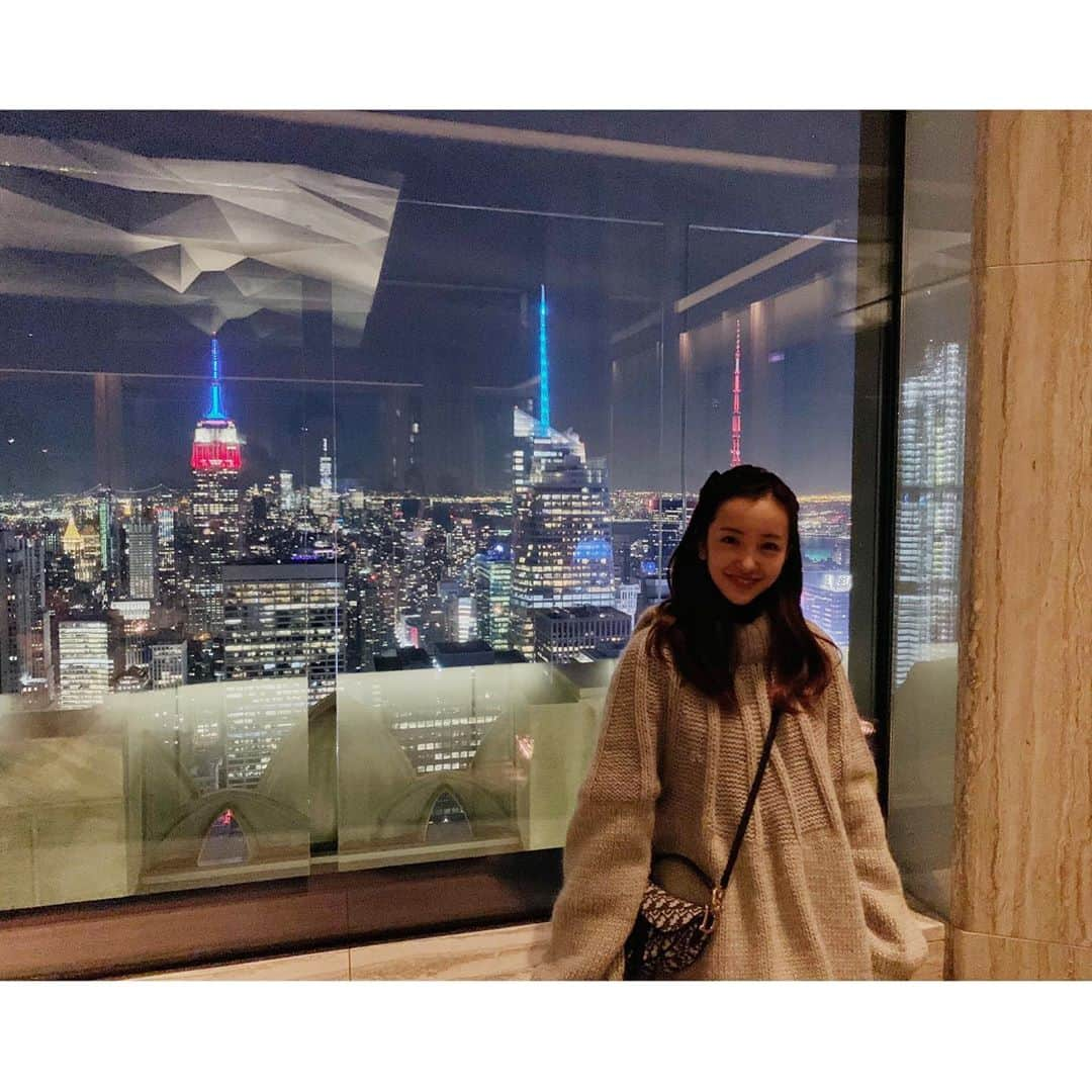 板野友美さんのインスタグラム写真 - (板野友美Instagram)「夜景と写真撮るの難しく…🥺 . .  夜景を写そうとすると暗くなるし フラッシュたくと 夜景が見えなくなるのね😂  #newyork  #nightview」2月22日 10時33分 - tomo.i_0703