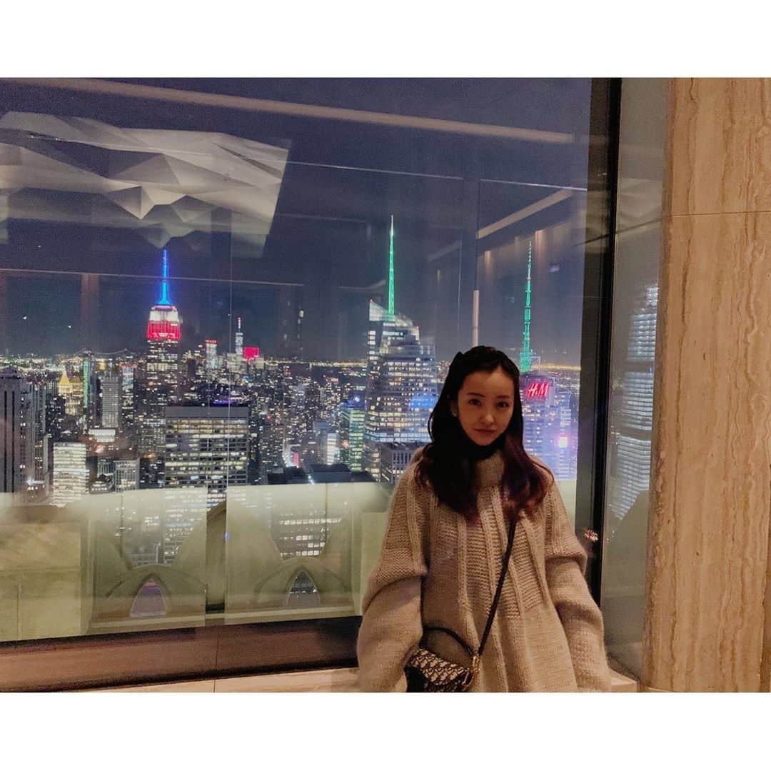 板野友美さんのインスタグラム写真 - (板野友美Instagram)「夜景と写真撮るの難しく…🥺 . .  夜景を写そうとすると暗くなるし フラッシュたくと 夜景が見えなくなるのね😂  #newyork  #nightview」2月22日 10時33分 - tomo.i_0703