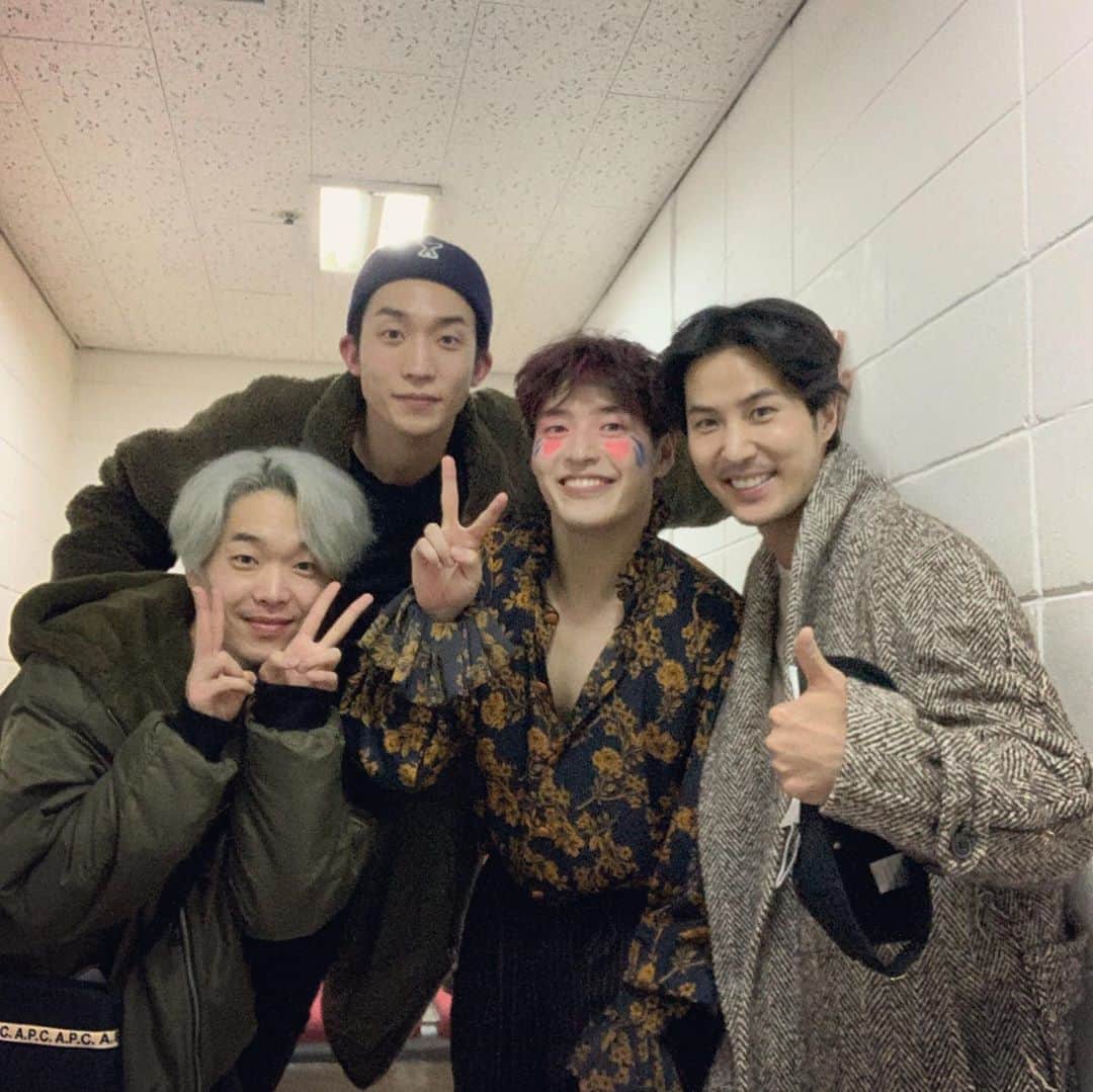 キム・ジソクのインスタグラム：「. 두시간동안 우린 물개박수를 쳤고 두시간동안 하늘인 무대를 날아다녔다. 고마워요🤩환상동화🌈」