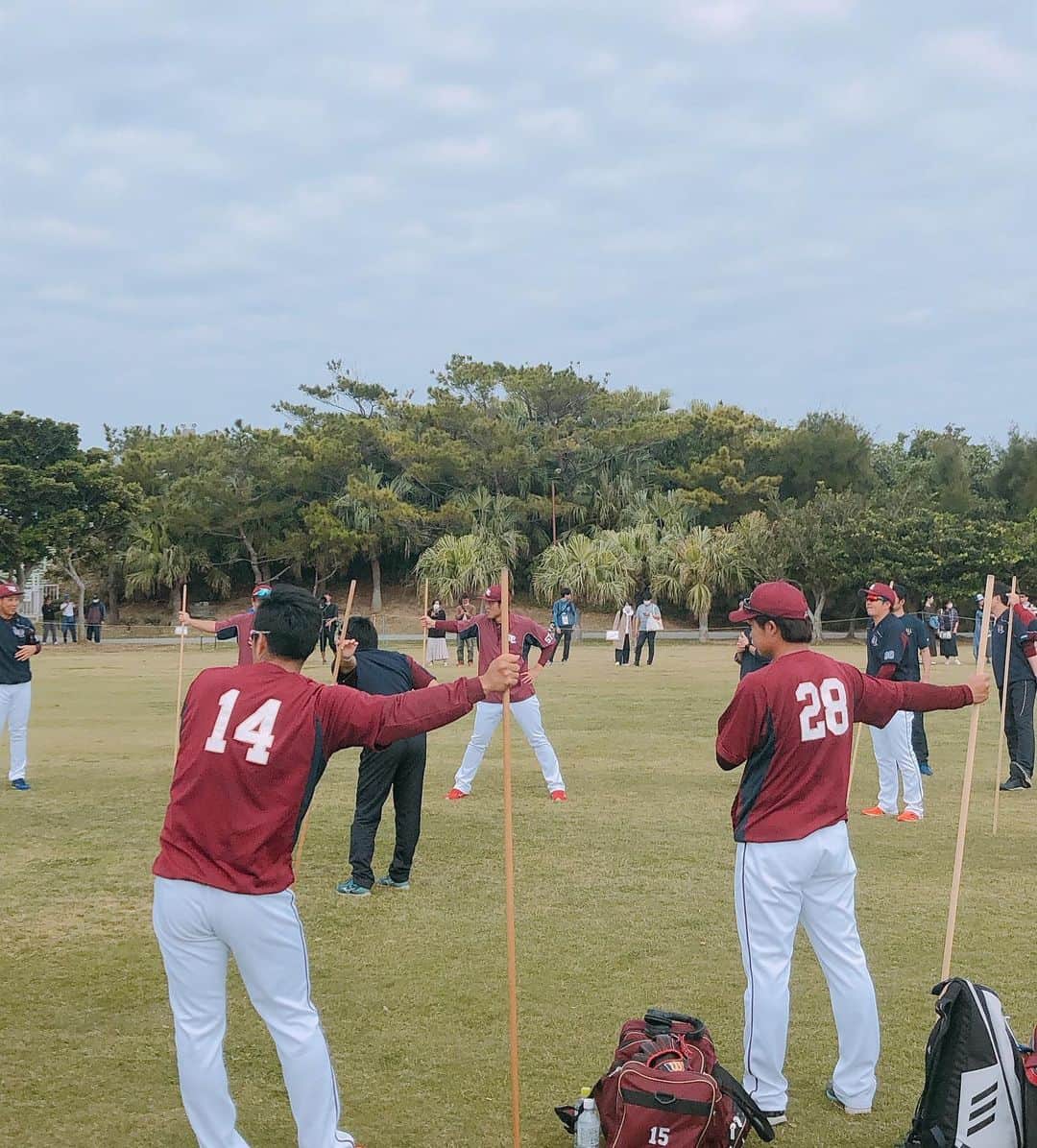 そうすけのインスタグラム：「ベイスターズと楽天のオープン戦  #横浜DeNAベイスターズ #東北楽天ゴールデンイーグルス  #プロ野球 #オープン戦 #キャンプ #宜野湾 #沖縄 #国吉投手 #則本投手 #酒居投手 #ピッチャー陣 #海きれい」
