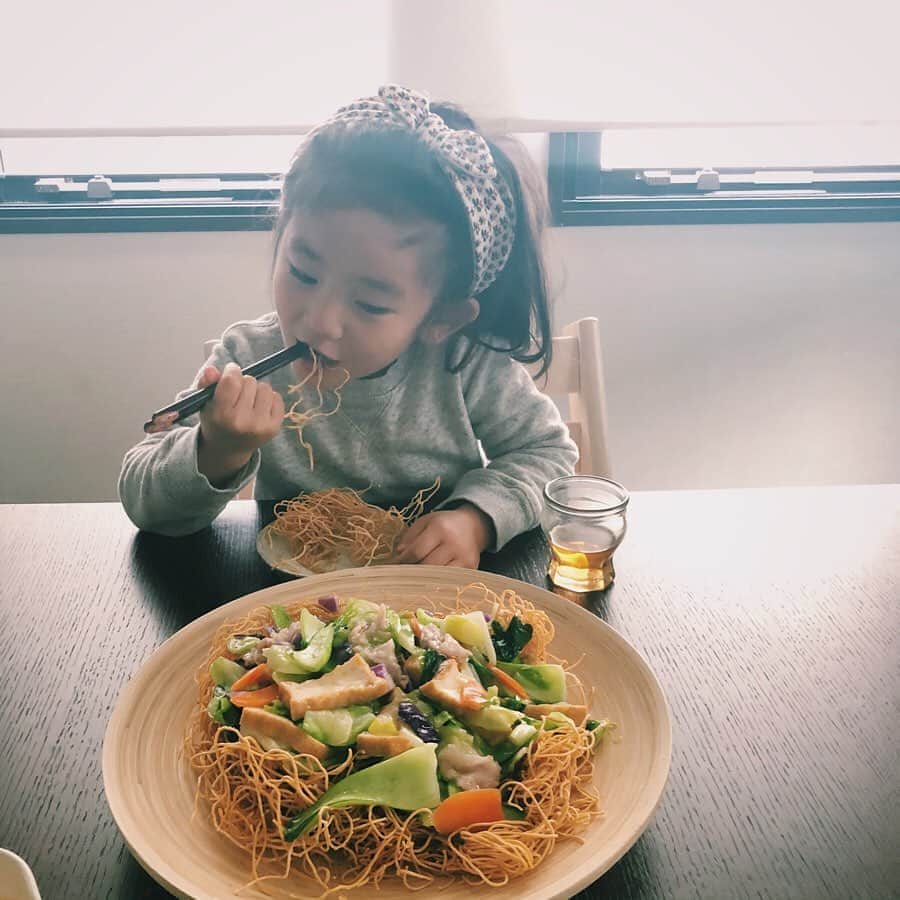 原田沙奈子さんのインスタグラム写真 - (原田沙奈子Instagram)「皿うどんという珍しいあさごはん。 買い物中にアマネがスッとカゴに入れてて、ビックリ。 カリカリで美味しそうだった！とのこと。笑 （確かにこの皿うどんは麺がそのままでも美味しい…見る目あるなー） 冷蔵庫の残り物をとりあえず刻んで、栄養も取れるし残り物を美味しく使えた。 お酢はお好みで。 アマネのおかげで冷蔵庫整理に良いメニューがまたひとつ追加されて嬉しい。 カリカリばかり食べて「カリカリ美味しい」というコメントに😑こんな顔になりましたが。 その後はあんかけ部分もきちんとよそい「アマネちゃんの好きなものばかりー♡」と言っていたのは、さっきの私の顔を見たからだろうか。笑 #おうちごはん#あさごはん#皿うどん#サナコ_お料理」2月22日 10時57分 - sanakoharada