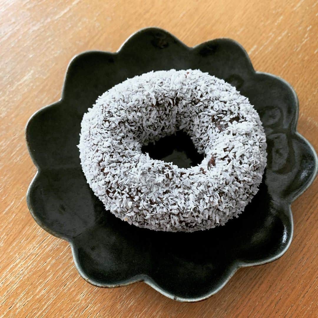 梅津有希子さんのインスタグラム写真 - (梅津有希子Instagram)「休日の朝。10年ぶりくらいのミスタードーナツ。ココナツチョコレート、生地がしっとりしたような。「変わんねーよ」と夫。そっかな。おいしい🍩 #ドーナツ #donuts #ミスタードーナツ」2月22日 10時51分 - y_umetsu