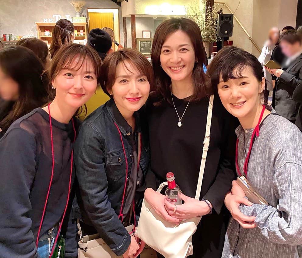 のインスタグラム：「大好きなカメラマンの萩庭さんのweb連載　Your Eyes Only 8周年パーティーへ✨  萩庭さんにはもちろんのこと、友人にも会えて嬉しい場です。  今年は行けてよかった〜！ ・ 萩庭さんのHPからアーカイブが見られますので、素敵な写真と文と出演者のエピソードをぜひご覧ください〜😊 ・ YEO アプリもあるので、検索してみてくださいね！  あの女優さんから音楽家、画家、ダンサーなどなど輝きを隠しきれない方がたくさんいますよ✨ ・  今回は会場にて出演者は赤い糸をぶらさげてましたよ😂❤️ ・  またしても、吉俣良さんの『篤姫』生演奏が聴けて、うるっとしました！ 👏🏻 ・ ・  #youreyesonly #yeo #keitahaginiwa #萩庭桂太　さん」
