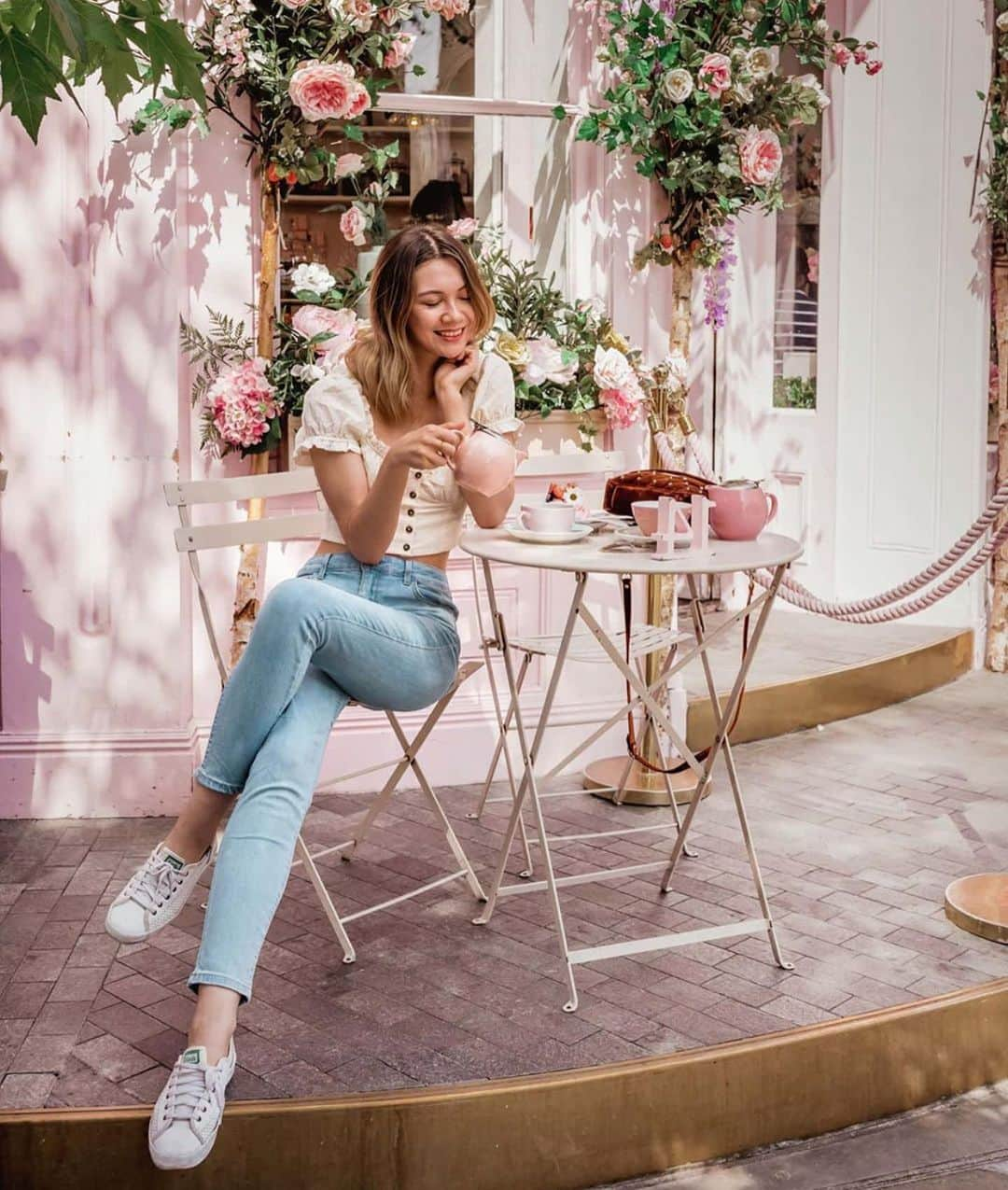 シーウィーのインスタグラム：「Sitting pretty 🌸 • #madebySiwy」