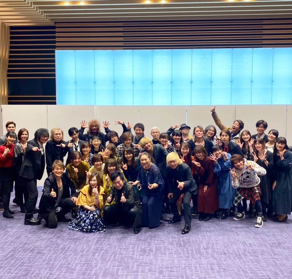 のインスタグラム：「先日は、堀江美都子さんのデビュー50周年記念コンサートで、先輩方と共にサプライズで歌をお届けしてきました✨  水木一郎さん作曲 影山ヒロノブさん、遠藤正明さん作詞 「カナリア」という楽曲です🎶  とても素晴らしい曲で、堀江さんにみんなでお届けする時は感動でウルッとしていまいました🥺  アニソン女子部でも、こそこそ集まって色々相談、準備をして、サプライズでプレゼントをしたのでしたー😆  50周年って本当凄いなー！ しかも歌声が変わらない🎶 私も目指したいと改めて思いました✨  本当に50周年おめでとうございます✨✨✨ #50周年 #anniversary  #堀江美都子  #水木一郎 #影山ヒロノブ  #遠藤正明  #アニソン #大先輩 #総勢42名  #アニソン女子部  #サプライズ  #おめでとうございます」