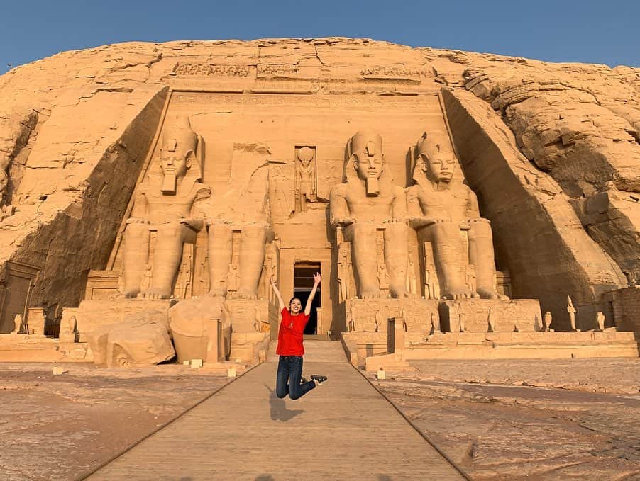 日高大地さんのインスタグラム写真 - (日高大地Instagram)「エジプト旅行記【アブ・シンベル神殿】﻿ 有名すぎる世界遺産。🏛アブ・シンベル神殿🏛﻿ にて日の出鑑賞☀️ スーダンとの国境近く、ヌビア地方にある。﻿ ﻿ ファラオのなかのファラオと讃えられたラムセス2世。﻿ ・4体のラムセス2世像がある大神殿。﻿ ・2体の王妃ネフェルタリ像と4体のラムセス2世像が立つ小神殿。﻿ 大神殿の左から2番目の頭は、大地震により崩れそのままにしてある。﻿ ﻿ 6.7. ヒエログリフ(象形文字)でYOKOと名前を入れてもらいました🤗﻿現地調達。 8.9. これ蜃気楼です😳遠くに水が張ってるように見えるのですが、どこまで行っても砂漠😱﻿ 日本ではなかなか見れないので凄く感動‼️﻿ ﻿ #travel #travelgram #instatravel #travelphotography #世界遺産 #旅写真#旅スタグラム#海外旅行﻿ #エジプト #エジプト旅行#ピラミッド#カイロ#ギザ#スフィンクス#砂漠#ナイル川#クルーズ#ナイル川クルーズ#アブシンベル神殿#アスワン#ヒエログリフ#egypt#pyramid#pyramids#nileriver#cairo#aswan#abusimbel#templesofabusimbel#🇪🇬」2月22日 11時21分 - yoko92hidaka