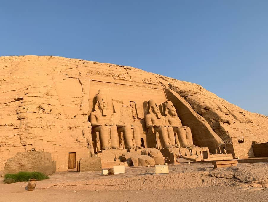 日高大地さんのインスタグラム写真 - (日高大地Instagram)「エジプト旅行記【アブ・シンベル神殿】﻿ 有名すぎる世界遺産。🏛アブ・シンベル神殿🏛﻿ にて日の出鑑賞☀️ スーダンとの国境近く、ヌビア地方にある。﻿ ﻿ ファラオのなかのファラオと讃えられたラムセス2世。﻿ ・4体のラムセス2世像がある大神殿。﻿ ・2体の王妃ネフェルタリ像と4体のラムセス2世像が立つ小神殿。﻿ 大神殿の左から2番目の頭は、大地震により崩れそのままにしてある。﻿ ﻿ 6.7. ヒエログリフ(象形文字)でYOKOと名前を入れてもらいました🤗﻿現地調達。 8.9. これ蜃気楼です😳遠くに水が張ってるように見えるのですが、どこまで行っても砂漠😱﻿ 日本ではなかなか見れないので凄く感動‼️﻿ ﻿ #travel #travelgram #instatravel #travelphotography #世界遺産 #旅写真#旅スタグラム#海外旅行﻿ #エジプト #エジプト旅行#ピラミッド#カイロ#ギザ#スフィンクス#砂漠#ナイル川#クルーズ#ナイル川クルーズ#アブシンベル神殿#アスワン#ヒエログリフ#egypt#pyramid#pyramids#nileriver#cairo#aswan#abusimbel#templesofabusimbel#🇪🇬」2月22日 11時21分 - yoko92hidaka