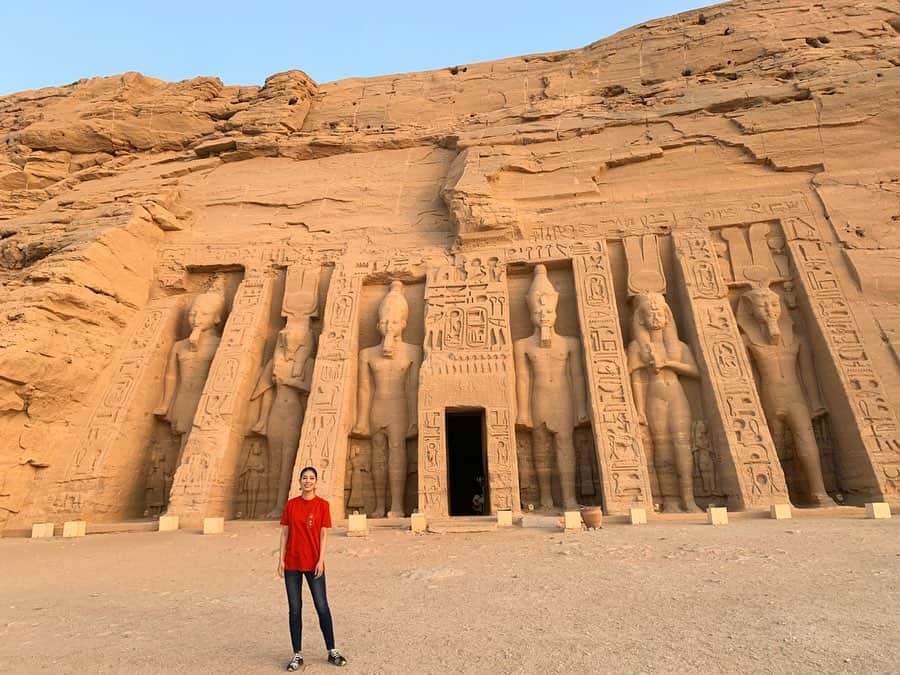 日高大地のインスタグラム：「エジプト旅行記【アブ・シンベル神殿】﻿ 有名すぎる世界遺産。🏛アブ・シンベル神殿🏛﻿ にて日の出鑑賞☀️ スーダンとの国境近く、ヌビア地方にある。﻿ ﻿ ファラオのなかのファラオと讃えられたラムセス2世。﻿ ・4体のラムセス2世像がある大神殿。﻿ ・2体の王妃ネフェルタリ像と4体のラムセス2世像が立つ小神殿。﻿ 大神殿の左から2番目の頭は、大地震により崩れそのままにしてある。﻿ ﻿ 6.7. ヒエログリフ(象形文字)でYOKOと名前を入れてもらいました🤗﻿現地調達。 8.9. これ蜃気楼です😳遠くに水が張ってるように見えるのですが、どこまで行っても砂漠😱﻿ 日本ではなかなか見れないので凄く感動‼️﻿ ﻿ #travel #travelgram #instatravel #travelphotography #世界遺産 #旅写真#旅スタグラム#海外旅行﻿ #エジプト #エジプト旅行#ピラミッド#カイロ#ギザ#スフィンクス#砂漠#ナイル川#クルーズ#ナイル川クルーズ#アブシンベル神殿#アスワン#ヒエログリフ#egypt#pyramid#pyramids#nileriver#cairo#aswan#abusimbel#templesofabusimbel#🇪🇬」