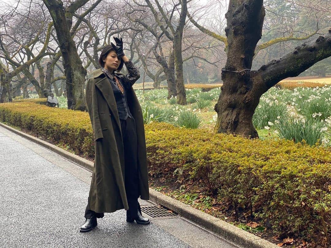 春川芽生のインスタグラム：「これは私が、森で紳士に風向きを測ってる時の写真です🎩 . 【📸 @kasumi_aizawa 】」