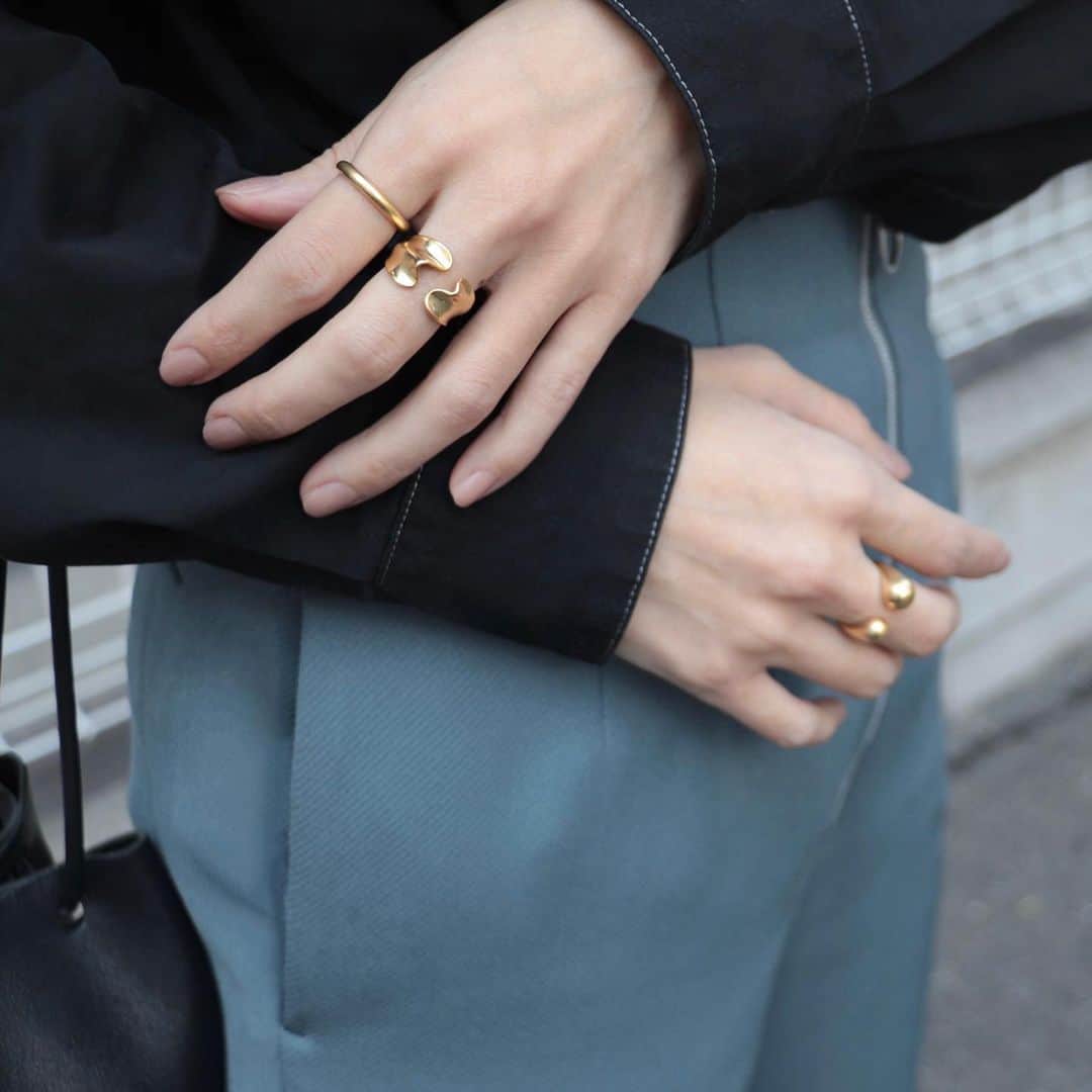 kuroneko_m4さんのインスタグラム写真 - (kuroneko_m4Instagram)「. . マットなゴールドリングは @gray____accessories . . ニュアンスのあるデザインで手元にアクセントを♡ . . . 最近物欲が止まらない💸 20ssを少しづつ購入しています。 また時間を見つけてupします✨ . . . . #grayaccessories #accessories #ring #rings #goldring #instagood」2月22日 11時25分 - kuroneko_m4