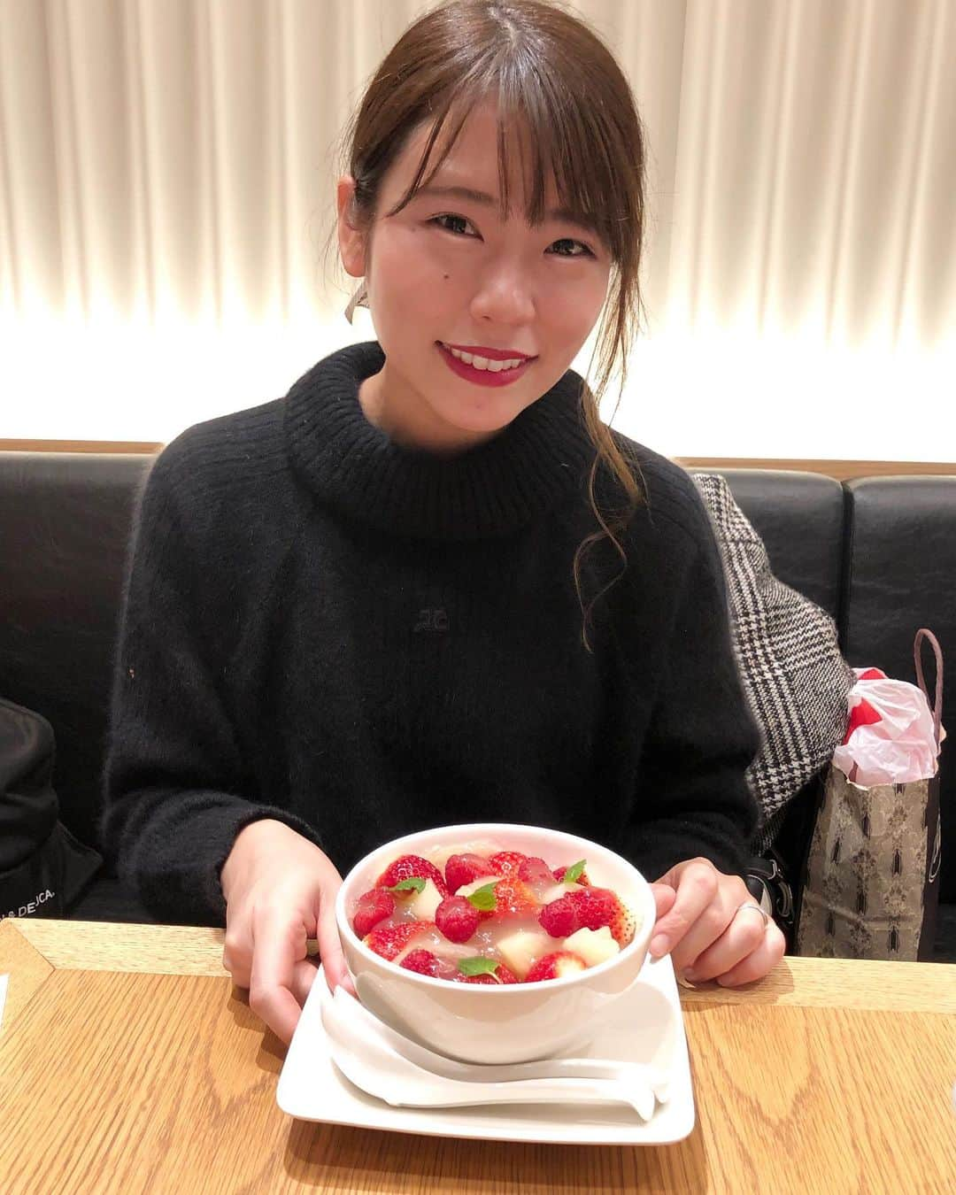 立花このみさんのインスタグラム写真 - (立花このみInstagram)「. #騒豆花 🍓🍓🍓 嵐にしやがれで紹介されてて 美味しそうで行きたかった #騒豆花ルミネ池袋 店に行ってきた〜♡ . クセになるあじ！ さらに豆乳でできてる パンケーキなので 甘さ控えめで ほんのり豆腐の味がして 罪悪感なしで食べられる◎ . 2枚目のは苺と桃の 烏龍茶ゼリー杏仁豆腐的な？笑 こちらも甘さ控えめで 苺シャーベットも入ってて 美味しかったぁぁ🥰 どちらもクセになる！！！ . いろんな種類あったから また行こーっと🍓 . . #グルメ #sweets #いちご #台湾 #台湾スイーツ #パンケーキ #豆腐パンケーキ #池袋グルメ #池袋カフェ #cafe #ルミネ #デザート #タピオカ #プレママ #初マタ #マタニティ #instagood #instalike #followme」2月22日 11時27分 - avilla_konomi