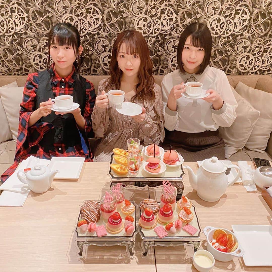 古川未鈴のインスタグラム：「. . ひとみんと美鈴ちゃんとで アフタヌーンティーへ。 . いちごがたくさんで 可愛くて甘くて美味しかった、、。 アフタヌーンティー好きだから また行きたい！ . . . いろんなことを教えてもらったり お話ししたり！ 有意義な時間でした！ . . . #afternoontea  #strawberry  #tea  #pink  #cake」