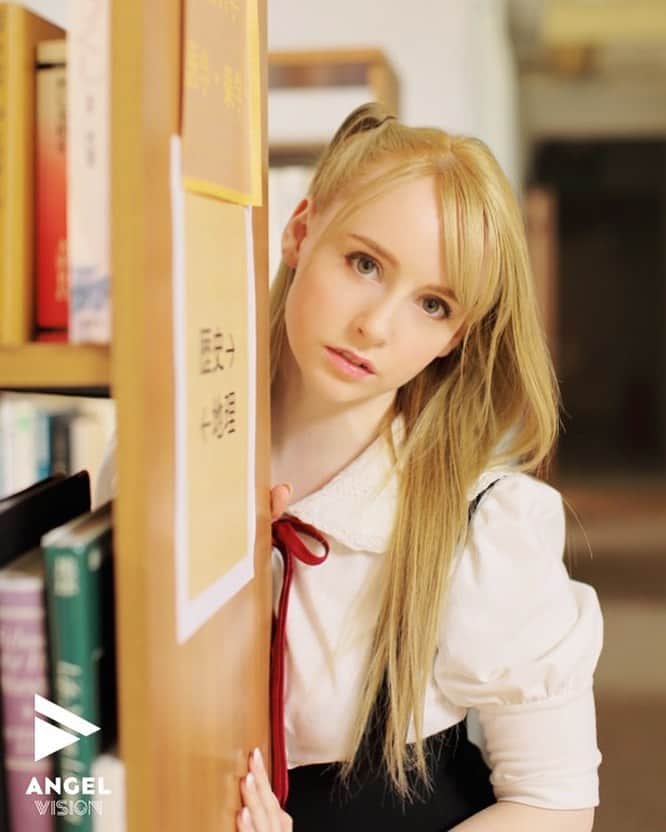 ジェマ・ルイーズさんのインスタグラム写真 - (ジェマ・ルイーズInstagram)「📚おはよう　#モデル #東京 #グラビア #学生 #schoolgirl #lolita #ロリータ #ロリータファッション」2月22日 11時40分 - gemmatokyo