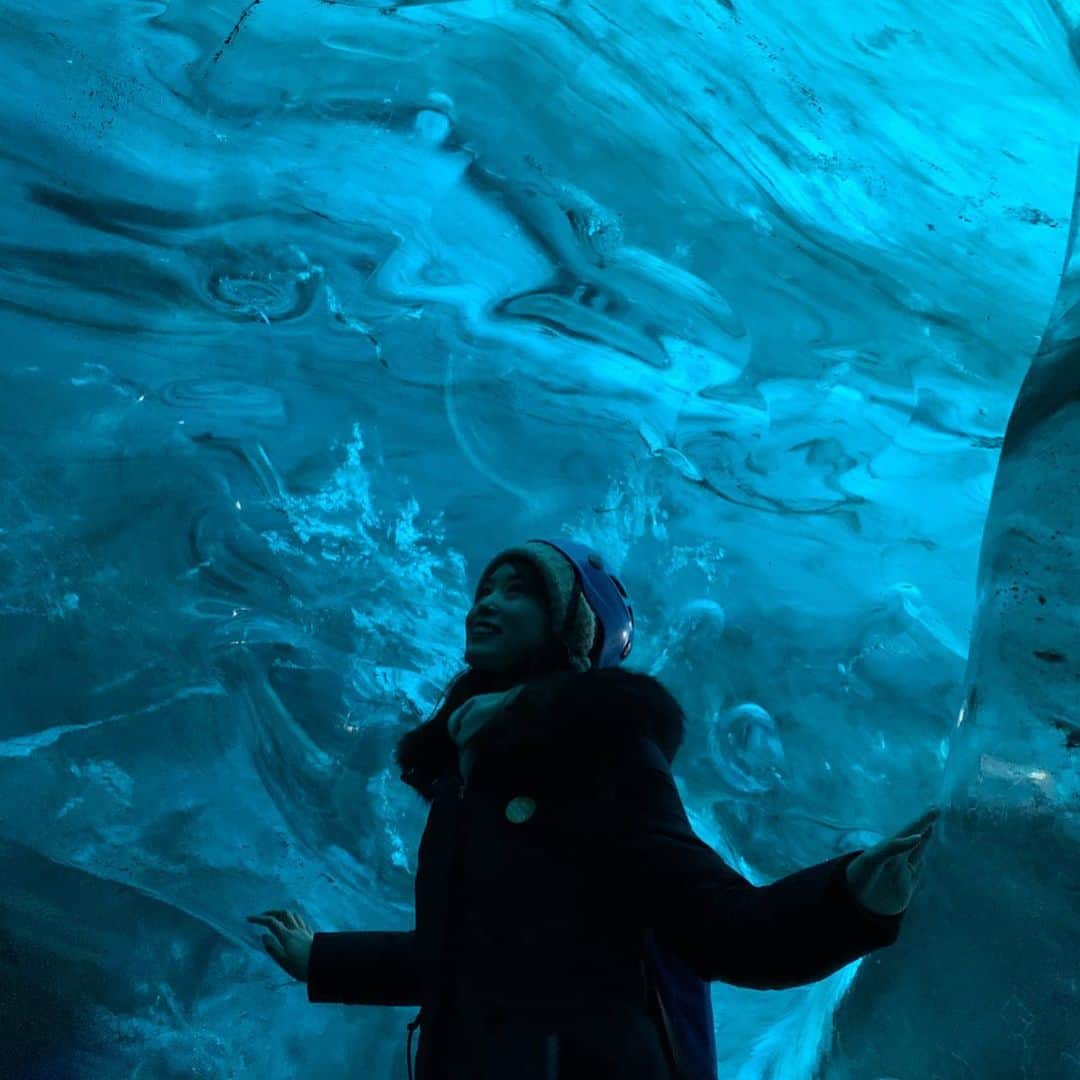 早川茉希さんのインスタグラム写真 - (早川茉希Instagram)「【🧊氷の洞窟 in アイスランド❄️】 Once you get in the ice cave,you encounter an incredible world there💙  氷の洞窟へ行くため1泊2日ツアーに参加🚌 洞窟はアイスランドの南東にあり、 首都のレイキャビクからは距離があります。  一日目は、車が故障するトラブルに見舞われながらも😂、 一つ前に投稿した滝スポットを回ってロッジに宿泊🌳  思ったより綺麗で快適！🏡 アイスランドは、どこも清潔感がある😻 運が良ければオーロラが見られるはずでしたが、 雲が厚く雨風も吹いて全く見えず…🙅‍♀️ ・ 気を取り直して２日目❣️ ヨーロッパ最大の氷河#ヴァトナヨークトル氷河 へ❄️ （総面積約8100㎢と、東京都の約3.7倍）  途中で車を降りて、靴に滑り止めを装着し 雪道（氷河）を歩くこと３０分ほど… 洞窟に到着‼️ それは、本当に感動ものでした😭✨✨ ・ 全ての氷が青く見える訳ではなく、 意外と青くないという話も聞いたことがあったけれど、 今回見られたのは想像以上に青かった！！ 全て加工なしの写真です🥺💙 ・ 洞窟は、氷河の中に自然に出来たもので、 毎年、場所も形も変わるし アクセスできない年もある。 この洞窟も、今シーズンいっぱいまで。 （シーズンは、10月中旬〜3月末くらい）  そんな特別な出逢いだからこそ、 感動もひとしお。  地球温暖化の影響で この氷河も年々縮小していて、 洞窟があった高い氷河も毎年約50m後退し 高さは約10mずつ低くなっている。 このままいけばあと200年ほどで無くなってしまうよ、 とガイドさんが話していました。  日本で育ち、自然の美しさだけでなく その脅威も痛感しているからこそ、 人間の手で自然の形を変えてしまうことに ものすごく恐ろしさを感じます。  美しい自然が、ありのまま生き続ける世界であってほしい、 と願わずにはいられない絶景でした❄️ ・ #ストーリーハイライトにもまとめています #いつも以上に長文  #iceland #icecave #icecaveiceland #blueice #blueworld #アイスランド #アイスランド旅行 #氷河 #アイスケーブ #氷の洞窟 #青い氷 #青の世界 #純度の高い氷が太陽光を吸収して #青く見える #世界の絶景 #氷の世界 #水族館みたい #タビジョ #tabijyo #tabippo #旅行好き #冬の絶景 #こう見えてそんなに寒くないよ #地球温暖化 #自分にできることをしよう」2月22日 11時50分 - maki_hayakawa