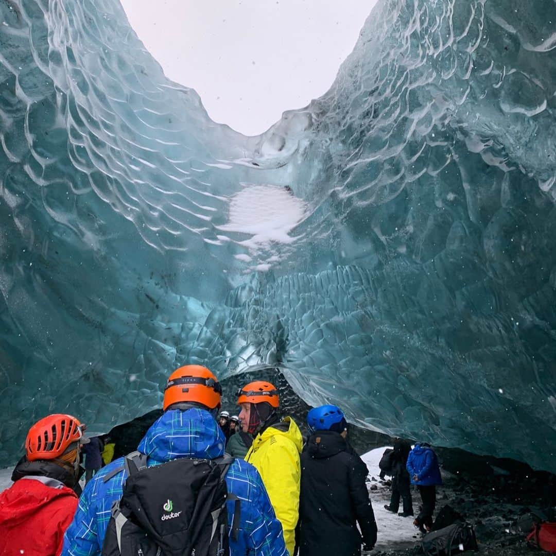 早川茉希さんのインスタグラム写真 - (早川茉希Instagram)「【🧊氷の洞窟 in アイスランド❄️】 Once you get in the ice cave,you encounter an incredible world there💙  氷の洞窟へ行くため1泊2日ツアーに参加🚌 洞窟はアイスランドの南東にあり、 首都のレイキャビクからは距離があります。  一日目は、車が故障するトラブルに見舞われながらも😂、 一つ前に投稿した滝スポットを回ってロッジに宿泊🌳  思ったより綺麗で快適！🏡 アイスランドは、どこも清潔感がある😻 運が良ければオーロラが見られるはずでしたが、 雲が厚く雨風も吹いて全く見えず…🙅‍♀️ ・ 気を取り直して２日目❣️ ヨーロッパ最大の氷河#ヴァトナヨークトル氷河 へ❄️ （総面積約8100㎢と、東京都の約3.7倍）  途中で車を降りて、靴に滑り止めを装着し 雪道（氷河）を歩くこと３０分ほど… 洞窟に到着‼️ それは、本当に感動ものでした😭✨✨ ・ 全ての氷が青く見える訳ではなく、 意外と青くないという話も聞いたことがあったけれど、 今回見られたのは想像以上に青かった！！ 全て加工なしの写真です🥺💙 ・ 洞窟は、氷河の中に自然に出来たもので、 毎年、場所も形も変わるし アクセスできない年もある。 この洞窟も、今シーズンいっぱいまで。 （シーズンは、10月中旬〜3月末くらい）  そんな特別な出逢いだからこそ、 感動もひとしお。  地球温暖化の影響で この氷河も年々縮小していて、 洞窟があった高い氷河も毎年約50m後退し 高さは約10mずつ低くなっている。 このままいけばあと200年ほどで無くなってしまうよ、 とガイドさんが話していました。  日本で育ち、自然の美しさだけでなく その脅威も痛感しているからこそ、 人間の手で自然の形を変えてしまうことに ものすごく恐ろしさを感じます。  美しい自然が、ありのまま生き続ける世界であってほしい、 と願わずにはいられない絶景でした❄️ ・ #ストーリーハイライトにもまとめています #いつも以上に長文  #iceland #icecave #icecaveiceland #blueice #blueworld #アイスランド #アイスランド旅行 #氷河 #アイスケーブ #氷の洞窟 #青い氷 #青の世界 #純度の高い氷が太陽光を吸収して #青く見える #世界の絶景 #氷の世界 #水族館みたい #タビジョ #tabijyo #tabippo #旅行好き #冬の絶景 #こう見えてそんなに寒くないよ #地球温暖化 #自分にできることをしよう」2月22日 11時50分 - maki_hayakawa