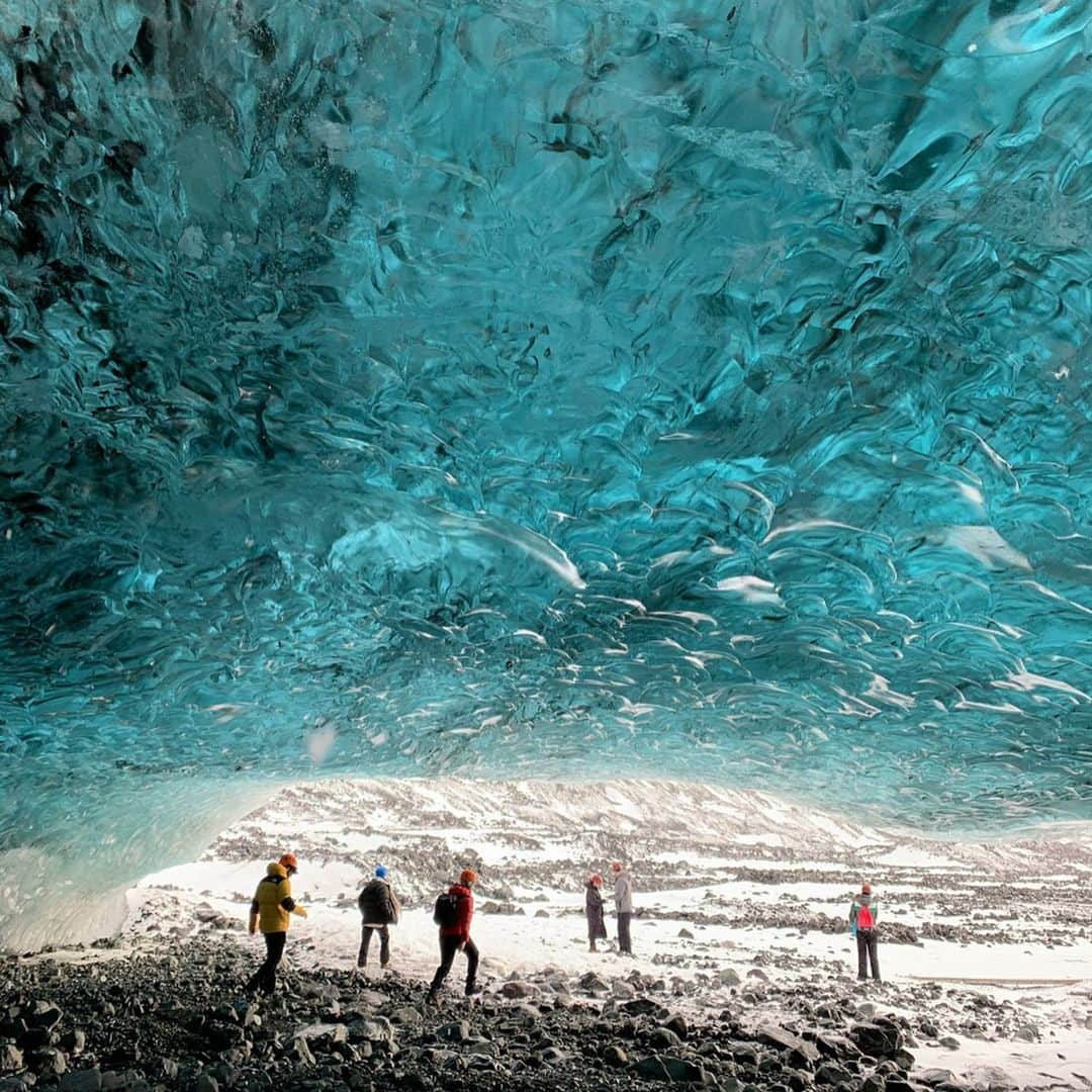 早川茉希さんのインスタグラム写真 - (早川茉希Instagram)「【🧊氷の洞窟 in アイスランド❄️】 Once you get in the ice cave,you encounter an incredible world there💙  氷の洞窟へ行くため1泊2日ツアーに参加🚌 洞窟はアイスランドの南東にあり、 首都のレイキャビクからは距離があります。  一日目は、車が故障するトラブルに見舞われながらも😂、 一つ前に投稿した滝スポットを回ってロッジに宿泊🌳  思ったより綺麗で快適！🏡 アイスランドは、どこも清潔感がある😻 運が良ければオーロラが見られるはずでしたが、 雲が厚く雨風も吹いて全く見えず…🙅‍♀️ ・ 気を取り直して２日目❣️ ヨーロッパ最大の氷河#ヴァトナヨークトル氷河 へ❄️ （総面積約8100㎢と、東京都の約3.7倍）  途中で車を降りて、靴に滑り止めを装着し 雪道（氷河）を歩くこと３０分ほど… 洞窟に到着‼️ それは、本当に感動ものでした😭✨✨ ・ 全ての氷が青く見える訳ではなく、 意外と青くないという話も聞いたことがあったけれど、 今回見られたのは想像以上に青かった！！ 全て加工なしの写真です🥺💙 ・ 洞窟は、氷河の中に自然に出来たもので、 毎年、場所も形も変わるし アクセスできない年もある。 この洞窟も、今シーズンいっぱいまで。 （シーズンは、10月中旬〜3月末くらい）  そんな特別な出逢いだからこそ、 感動もひとしお。  地球温暖化の影響で この氷河も年々縮小していて、 洞窟があった高い氷河も毎年約50m後退し 高さは約10mずつ低くなっている。 このままいけばあと200年ほどで無くなってしまうよ、 とガイドさんが話していました。  日本で育ち、自然の美しさだけでなく その脅威も痛感しているからこそ、 人間の手で自然の形を変えてしまうことに ものすごく恐ろしさを感じます。  美しい自然が、ありのまま生き続ける世界であってほしい、 と願わずにはいられない絶景でした❄️ ・ #ストーリーハイライトにもまとめています #いつも以上に長文  #iceland #icecave #icecaveiceland #blueice #blueworld #アイスランド #アイスランド旅行 #氷河 #アイスケーブ #氷の洞窟 #青い氷 #青の世界 #純度の高い氷が太陽光を吸収して #青く見える #世界の絶景 #氷の世界 #水族館みたい #タビジョ #tabijyo #tabippo #旅行好き #冬の絶景 #こう見えてそんなに寒くないよ #地球温暖化 #自分にできることをしよう」2月22日 11時50分 - maki_hayakawa