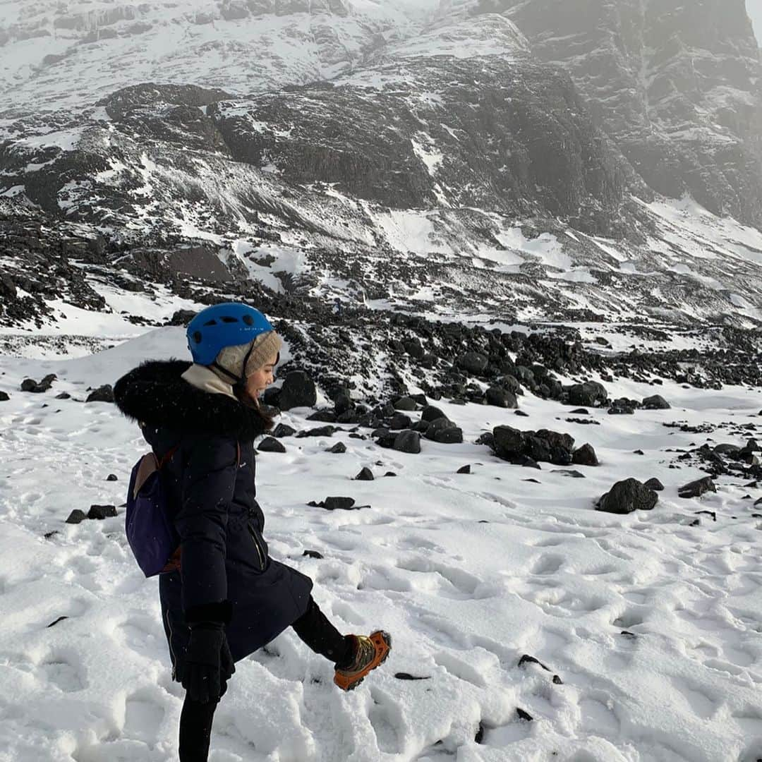 早川茉希さんのインスタグラム写真 - (早川茉希Instagram)「【🧊氷の洞窟 in アイスランド❄️】 Once you get in the ice cave,you encounter an incredible world there💙  氷の洞窟へ行くため1泊2日ツアーに参加🚌 洞窟はアイスランドの南東にあり、 首都のレイキャビクからは距離があります。  一日目は、車が故障するトラブルに見舞われながらも😂、 一つ前に投稿した滝スポットを回ってロッジに宿泊🌳  思ったより綺麗で快適！🏡 アイスランドは、どこも清潔感がある😻 運が良ければオーロラが見られるはずでしたが、 雲が厚く雨風も吹いて全く見えず…🙅‍♀️ ・ 気を取り直して２日目❣️ ヨーロッパ最大の氷河#ヴァトナヨークトル氷河 へ❄️ （総面積約8100㎢と、東京都の約3.7倍）  途中で車を降りて、靴に滑り止めを装着し 雪道（氷河）を歩くこと３０分ほど… 洞窟に到着‼️ それは、本当に感動ものでした😭✨✨ ・ 全ての氷が青く見える訳ではなく、 意外と青くないという話も聞いたことがあったけれど、 今回見られたのは想像以上に青かった！！ 全て加工なしの写真です🥺💙 ・ 洞窟は、氷河の中に自然に出来たもので、 毎年、場所も形も変わるし アクセスできない年もある。 この洞窟も、今シーズンいっぱいまで。 （シーズンは、10月中旬〜3月末くらい）  そんな特別な出逢いだからこそ、 感動もひとしお。  地球温暖化の影響で この氷河も年々縮小していて、 洞窟があった高い氷河も毎年約50m後退し 高さは約10mずつ低くなっている。 このままいけばあと200年ほどで無くなってしまうよ、 とガイドさんが話していました。  日本で育ち、自然の美しさだけでなく その脅威も痛感しているからこそ、 人間の手で自然の形を変えてしまうことに ものすごく恐ろしさを感じます。  美しい自然が、ありのまま生き続ける世界であってほしい、 と願わずにはいられない絶景でした❄️ ・ #ストーリーハイライトにもまとめています #いつも以上に長文  #iceland #icecave #icecaveiceland #blueice #blueworld #アイスランド #アイスランド旅行 #氷河 #アイスケーブ #氷の洞窟 #青い氷 #青の世界 #純度の高い氷が太陽光を吸収して #青く見える #世界の絶景 #氷の世界 #水族館みたい #タビジョ #tabijyo #tabippo #旅行好き #冬の絶景 #こう見えてそんなに寒くないよ #地球温暖化 #自分にできることをしよう」2月22日 11時50分 - maki_hayakawa