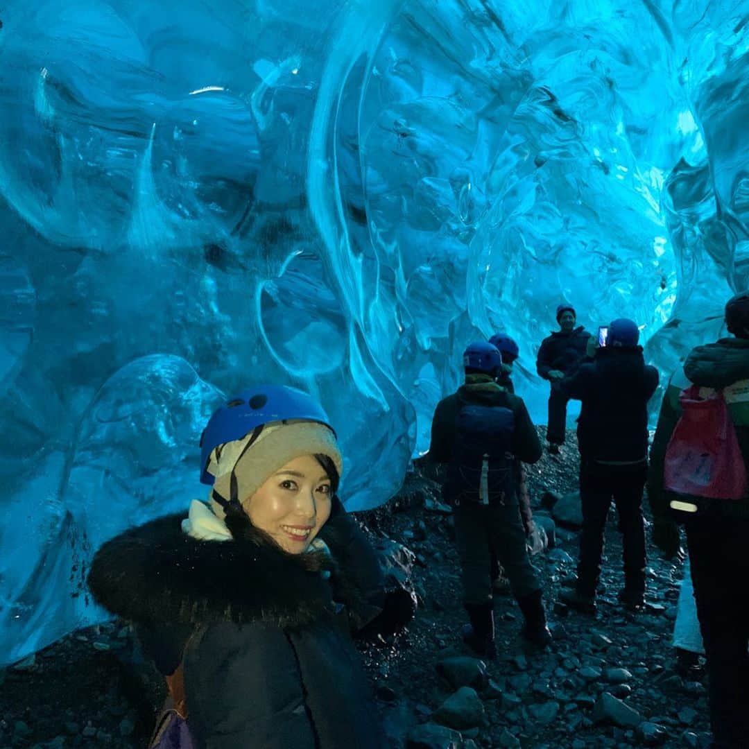 早川茉希さんのインスタグラム写真 - (早川茉希Instagram)「【🧊氷の洞窟 in アイスランド❄️】 Once you get in the ice cave,you encounter an incredible world there💙  氷の洞窟へ行くため1泊2日ツアーに参加🚌 洞窟はアイスランドの南東にあり、 首都のレイキャビクからは距離があります。  一日目は、車が故障するトラブルに見舞われながらも😂、 一つ前に投稿した滝スポットを回ってロッジに宿泊🌳  思ったより綺麗で快適！🏡 アイスランドは、どこも清潔感がある😻 運が良ければオーロラが見られるはずでしたが、 雲が厚く雨風も吹いて全く見えず…🙅‍♀️ ・ 気を取り直して２日目❣️ ヨーロッパ最大の氷河#ヴァトナヨークトル氷河 へ❄️ （総面積約8100㎢と、東京都の約3.7倍）  途中で車を降りて、靴に滑り止めを装着し 雪道（氷河）を歩くこと３０分ほど… 洞窟に到着‼️ それは、本当に感動ものでした😭✨✨ ・ 全ての氷が青く見える訳ではなく、 意外と青くないという話も聞いたことがあったけれど、 今回見られたのは想像以上に青かった！！ 全て加工なしの写真です🥺💙 ・ 洞窟は、氷河の中に自然に出来たもので、 毎年、場所も形も変わるし アクセスできない年もある。 この洞窟も、今シーズンいっぱいまで。 （シーズンは、10月中旬〜3月末くらい）  そんな特別な出逢いだからこそ、 感動もひとしお。  地球温暖化の影響で この氷河も年々縮小していて、 洞窟があった高い氷河も毎年約50m後退し 高さは約10mずつ低くなっている。 このままいけばあと200年ほどで無くなってしまうよ、 とガイドさんが話していました。  日本で育ち、自然の美しさだけでなく その脅威も痛感しているからこそ、 人間の手で自然の形を変えてしまうことに ものすごく恐ろしさを感じます。  美しい自然が、ありのまま生き続ける世界であってほしい、 と願わずにはいられない絶景でした❄️ ・ #ストーリーハイライトにもまとめています #いつも以上に長文  #iceland #icecave #icecaveiceland #blueice #blueworld #アイスランド #アイスランド旅行 #氷河 #アイスケーブ #氷の洞窟 #青い氷 #青の世界 #純度の高い氷が太陽光を吸収して #青く見える #世界の絶景 #氷の世界 #水族館みたい #タビジョ #tabijyo #tabippo #旅行好き #冬の絶景 #こう見えてそんなに寒くないよ #地球温暖化 #自分にできることをしよう」2月22日 11時50分 - maki_hayakawa