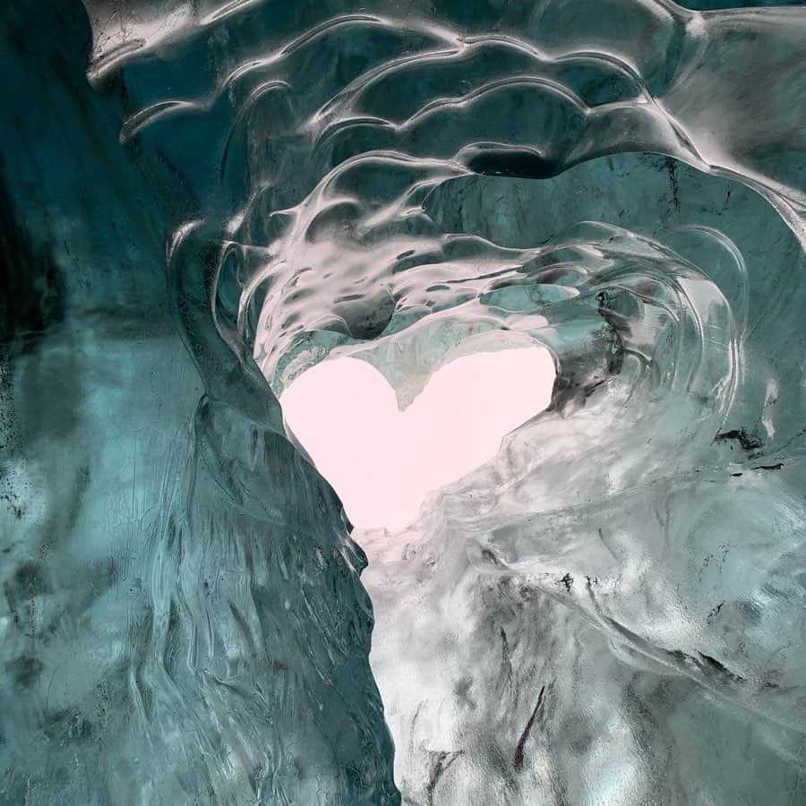 早川茉希さんのインスタグラム写真 - (早川茉希Instagram)「【🧊氷の洞窟 in アイスランド❄️】 Once you get in the ice cave,you encounter an incredible world there💙  氷の洞窟へ行くため1泊2日ツアーに参加🚌 洞窟はアイスランドの南東にあり、 首都のレイキャビクからは距離があります。  一日目は、車が故障するトラブルに見舞われながらも😂、 一つ前に投稿した滝スポットを回ってロッジに宿泊🌳  思ったより綺麗で快適！🏡 アイスランドは、どこも清潔感がある😻 運が良ければオーロラが見られるはずでしたが、 雲が厚く雨風も吹いて全く見えず…🙅‍♀️ ・ 気を取り直して２日目❣️ ヨーロッパ最大の氷河#ヴァトナヨークトル氷河 へ❄️ （総面積約8100㎢と、東京都の約3.7倍）  途中で車を降りて、靴に滑り止めを装着し 雪道（氷河）を歩くこと３０分ほど… 洞窟に到着‼️ それは、本当に感動ものでした😭✨✨ ・ 全ての氷が青く見える訳ではなく、 意外と青くないという話も聞いたことがあったけれど、 今回見られたのは想像以上に青かった！！ 全て加工なしの写真です🥺💙 ・ 洞窟は、氷河の中に自然に出来たもので、 毎年、場所も形も変わるし アクセスできない年もある。 この洞窟も、今シーズンいっぱいまで。 （シーズンは、10月中旬〜3月末くらい）  そんな特別な出逢いだからこそ、 感動もひとしお。  地球温暖化の影響で この氷河も年々縮小していて、 洞窟があった高い氷河も毎年約50m後退し 高さは約10mずつ低くなっている。 このままいけばあと200年ほどで無くなってしまうよ、 とガイドさんが話していました。  日本で育ち、自然の美しさだけでなく その脅威も痛感しているからこそ、 人間の手で自然の形を変えてしまうことに ものすごく恐ろしさを感じます。  美しい自然が、ありのまま生き続ける世界であってほしい、 と願わずにはいられない絶景でした❄️ ・ #ストーリーハイライトにもまとめています #いつも以上に長文  #iceland #icecave #icecaveiceland #blueice #blueworld #アイスランド #アイスランド旅行 #氷河 #アイスケーブ #氷の洞窟 #青い氷 #青の世界 #純度の高い氷が太陽光を吸収して #青く見える #世界の絶景 #氷の世界 #水族館みたい #タビジョ #tabijyo #tabippo #旅行好き #冬の絶景 #こう見えてそんなに寒くないよ #地球温暖化 #自分にできることをしよう」2月22日 11時50分 - maki_hayakawa