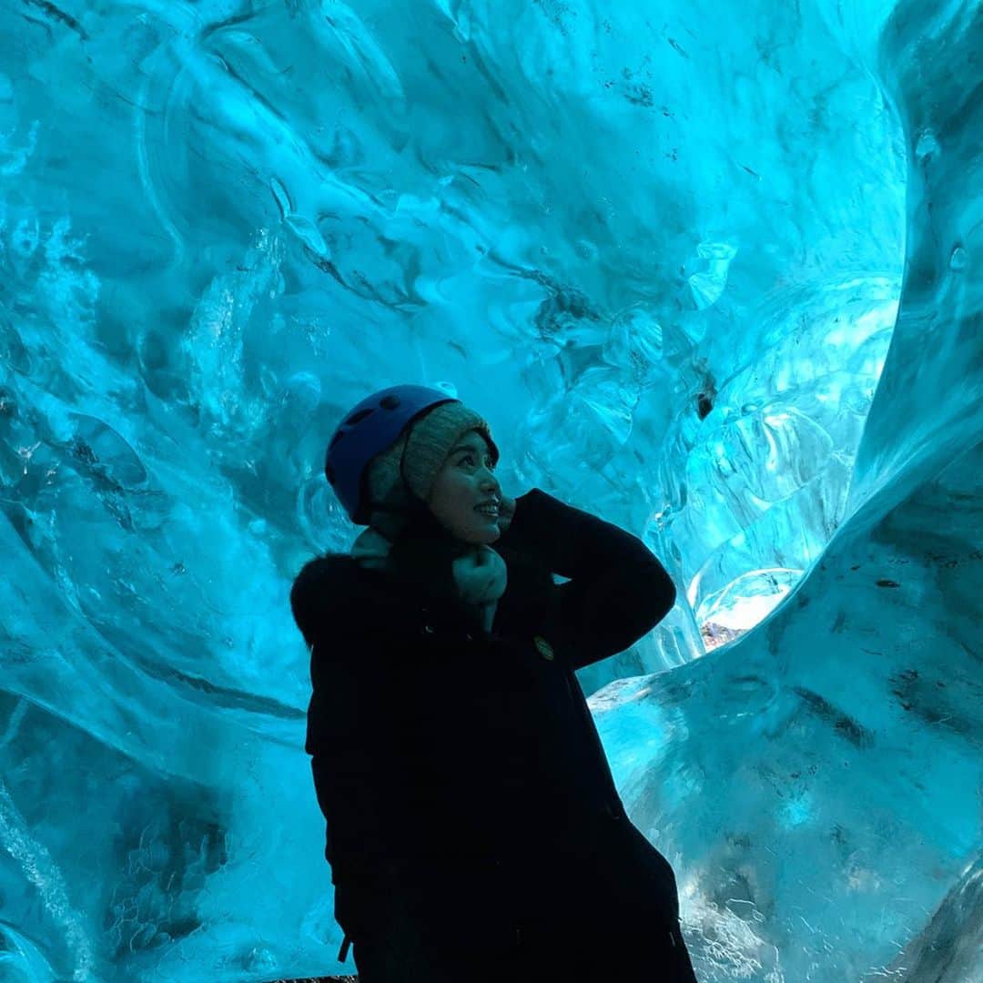 早川茉希のインスタグラム：「【🧊氷の洞窟 in アイスランド❄️】 Once you get in the ice cave,you encounter an incredible world there💙  氷の洞窟へ行くため1泊2日ツアーに参加🚌 洞窟はアイスランドの南東にあり、 首都のレイキャビクからは距離があります。  一日目は、車が故障するトラブルに見舞われながらも😂、 一つ前に投稿した滝スポットを回ってロッジに宿泊🌳  思ったより綺麗で快適！🏡 アイスランドは、どこも清潔感がある😻 運が良ければオーロラが見られるはずでしたが、 雲が厚く雨風も吹いて全く見えず…🙅‍♀️ ・ 気を取り直して２日目❣️ ヨーロッパ最大の氷河#ヴァトナヨークトル氷河 へ❄️ （総面積約8100㎢と、東京都の約3.7倍）  途中で車を降りて、靴に滑り止めを装着し 雪道（氷河）を歩くこと３０分ほど… 洞窟に到着‼️ それは、本当に感動ものでした😭✨✨ ・ 全ての氷が青く見える訳ではなく、 意外と青くないという話も聞いたことがあったけれど、 今回見られたのは想像以上に青かった！！ 全て加工なしの写真です🥺💙 ・ 洞窟は、氷河の中に自然に出来たもので、 毎年、場所も形も変わるし アクセスできない年もある。 この洞窟も、今シーズンいっぱいまで。 （シーズンは、10月中旬〜3月末くらい）  そんな特別な出逢いだからこそ、 感動もひとしお。  地球温暖化の影響で この氷河も年々縮小していて、 洞窟があった高い氷河も毎年約50m後退し 高さは約10mずつ低くなっている。 このままいけばあと200年ほどで無くなってしまうよ、 とガイドさんが話していました。  日本で育ち、自然の美しさだけでなく その脅威も痛感しているからこそ、 人間の手で自然の形を変えてしまうことに ものすごく恐ろしさを感じます。  美しい自然が、ありのまま生き続ける世界であってほしい、 と願わずにはいられない絶景でした❄️ ・ #ストーリーハイライトにもまとめています #いつも以上に長文  #iceland #icecave #icecaveiceland #blueice #blueworld #アイスランド #アイスランド旅行 #氷河 #アイスケーブ #氷の洞窟 #青い氷 #青の世界 #純度の高い氷が太陽光を吸収して #青く見える #世界の絶景 #氷の世界 #水族館みたい #タビジョ #tabijyo #tabippo #旅行好き #冬の絶景 #こう見えてそんなに寒くないよ #地球温暖化 #自分にできることをしよう」