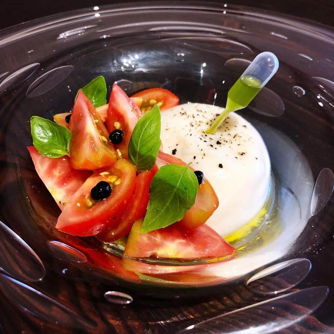 Arancino at The Kahalaさんのインスタグラム写真 - (Arancino at The KahalaInstagram)「Insalata Caprese - locally grown tomatoes, burrata cheese, balsamic caviar, petite basil 🍅 #arancinokahala #arancino #italian #bestitalianfood #hawaii #italianrestaurant #burrata #イタリア #italia #hawaiisbestkitchens #honolulu #honolulumagazine #thefeedfeed #frolichawaii #アランチーノアットザカハラ #アランチーノ #イタリアン #ハワイ #おいしい #ホノルル #haleainaawards #cheese #ハワイ旅行 #ハワイ大好き #パスタ #yelp #happyanniversary #トマト #tomato #caprese」2月22日 11時42分 - arancinokahala