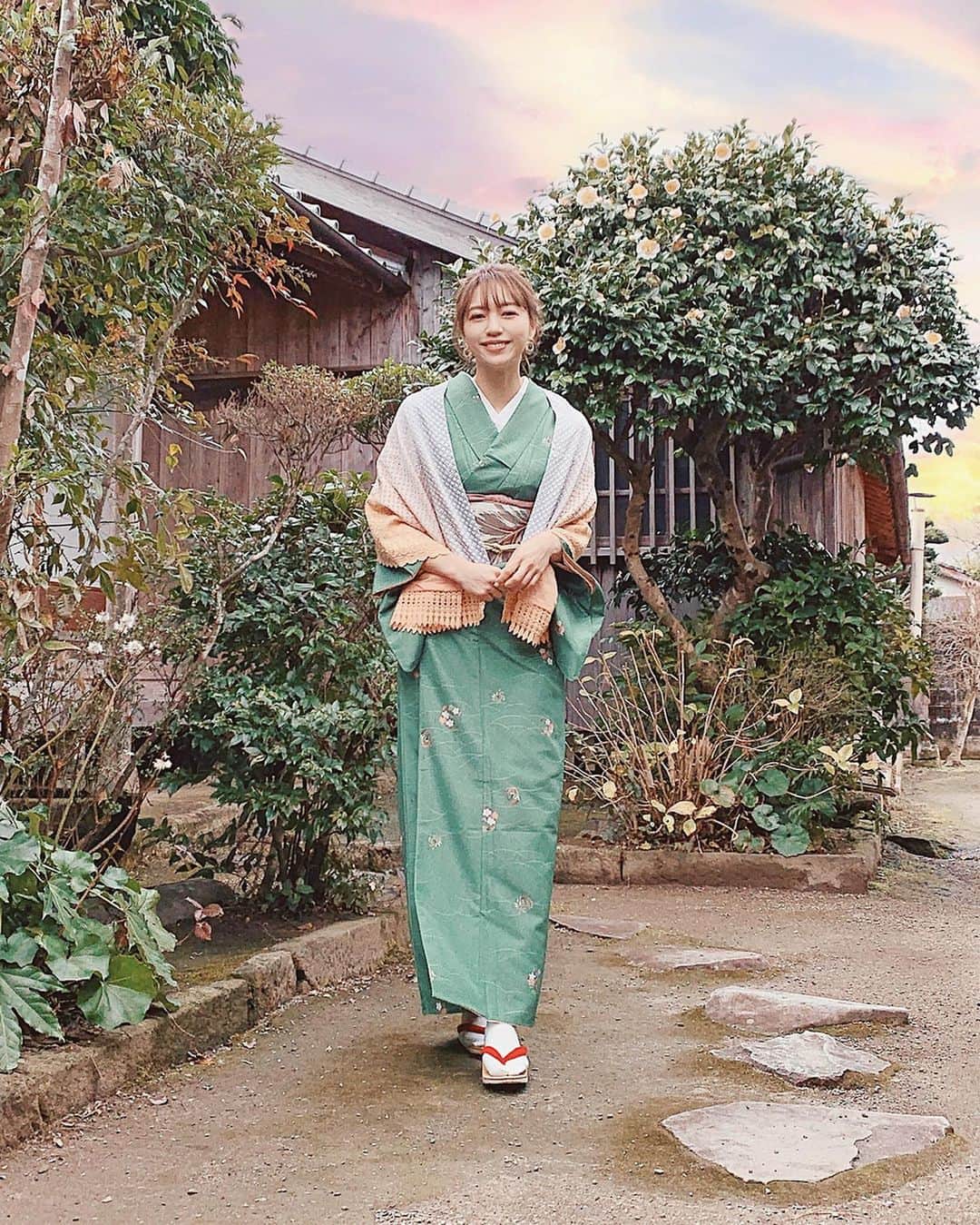 唯可（yuika）さんのインスタグラム写真 - (唯可（yuika）Instagram)「鹿児島の武家屋敷でお着物に...👘°+ 私は普段着ないグリーンを選びました💚 レンタルだけかと思ったらまさかの 着物と帯をそのままプレゼント🎁😳 めちゃくちゃ良い思い出になりました🧡」2月22日 11時42分 - yu.i.k.a