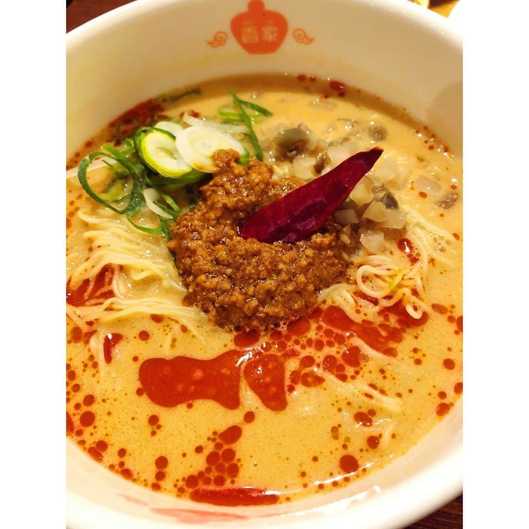 永作あいりのインスタグラム：「大好きな香家の坦々麺✨💕﻿ ﻿ ﻿ 坦々麺好きで、結構いろんなのチャレンジしてるんだけど﻿ ここの坦々麺は辛いの苦手な私でも食べられる！﻿ ﻿ 辛さは姫っていう1番辛くないやつにしてるけどね😂﻿ ﻿ 坦々麺食べ歩く旅したい(お腹空いてます今)﻿ ﻿ #坦々麺 #香家 #姫 #辛いの苦手 #食べれる」