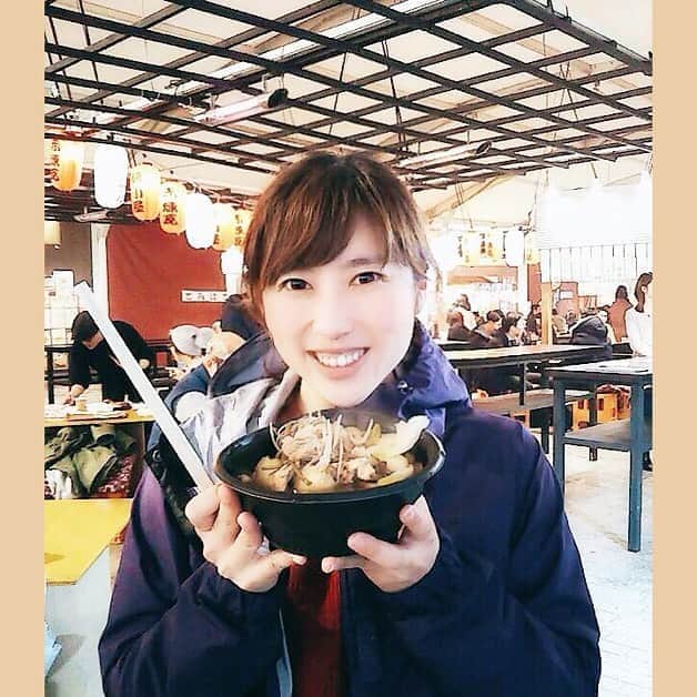宮崎文子のインスタグラム：「🍀jobs🍀  横浜の赤レンガでは#お鍋イベント が行われていました！ 急に冷え込み、雨が降り続いたある日朝から東京駅に行き、そのあとは横浜のこちらへ。 北海道～博多まで、全国からおいしいお鍋が勢揃い☺  寒い取材のあとお鍋をもらってほっこりした瞬間です♥ ちなみに。この日いただいたのは#きりたんぽ なべ🎵  暖冬で野菜もお手頃で買えるのでおうちお鍋もいいですね✨  #スーパーJチャンネル #女子アナ #アナウンサー #リポートで横浜へ #赤レンガ倉庫 #横浜 #ホッコリ」
