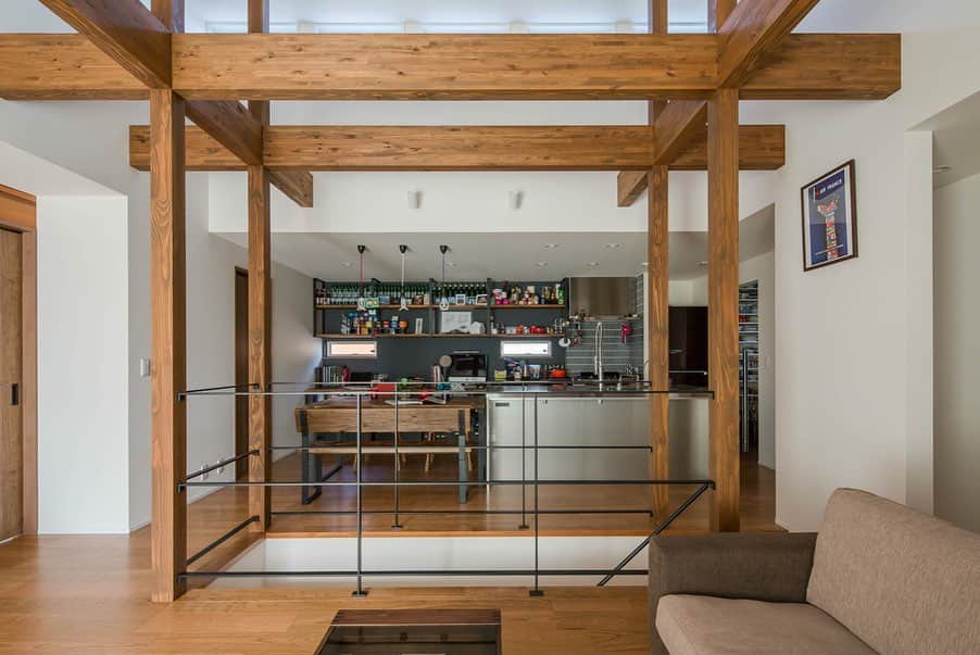 ルポハウス一級建築士事務所さんのインスタグラム写真 - (ルポハウス一級建築士事務所Instagram)「・ ・ ・ ・ ステンレスの艶やかなキッチンに合わせたのはオブジェのような水栓。 ・ この場を中心にして家族やゲストがにぎわう風景が目に浮かぶ楽しい予感の漂う空間。 ・ ・ ・ ルポハウスの施工事例をもっと見てみたい方は こちらまで☞ @reposhouse ・ #ルポハウス は#ちょっとかっこいい家 を"友人のために"という思いでつくっています。 ・ 一生に一度の#マイホーム。 「あなたにしかできない」×「ルポハウスだからできる」で、私たちだけの#家づくり を思いっきり楽しんでみませんか？！ ・ ・ ・ #家 #インテリア #住宅 #注文住宅  #新築一戸建て #デザイナーズ住宅 #一級建築士事務所 #設計事務所 #instahouse  #滋賀 #大津 #草津 #栗東#キッチンインテリア #ステンレスキッチン #ステンレス天板 #タッチレス水栓#グローエ水栓」2月22日 11時59分 - reposhouse
