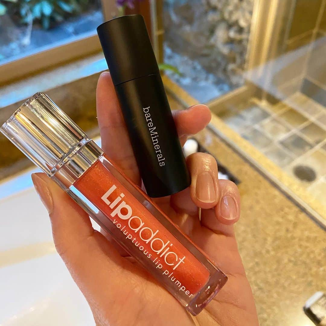 橘知衣代のインスタグラム：「* 大好きなリップ達をハワイではお安く買えました💄💕 Lipaddictは、使い始めてからほんまに優秀すぎて毎日つかってるほどらぶ❤️ 塗るヒアルロン酸と言われているだけあって、ぷるぷるになる💄 お値段は大体ですがLipaddictが$50、bareMineralsが$20でした◎」