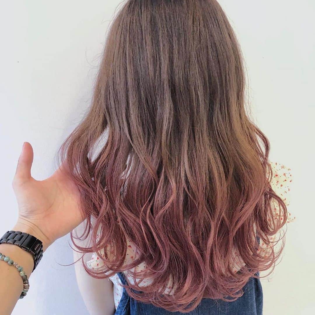 Aliveさんのインスタグラム写真 Aliveinstagram ピンクベージュ グラデーションカラー こちらのヘアーは 原宿店 R Y O T A Alive が担当しました 2回のブリーチで出来る春に向けた暖色カラー ラベンダーを混ぜてるので色残りがしにくく 次の