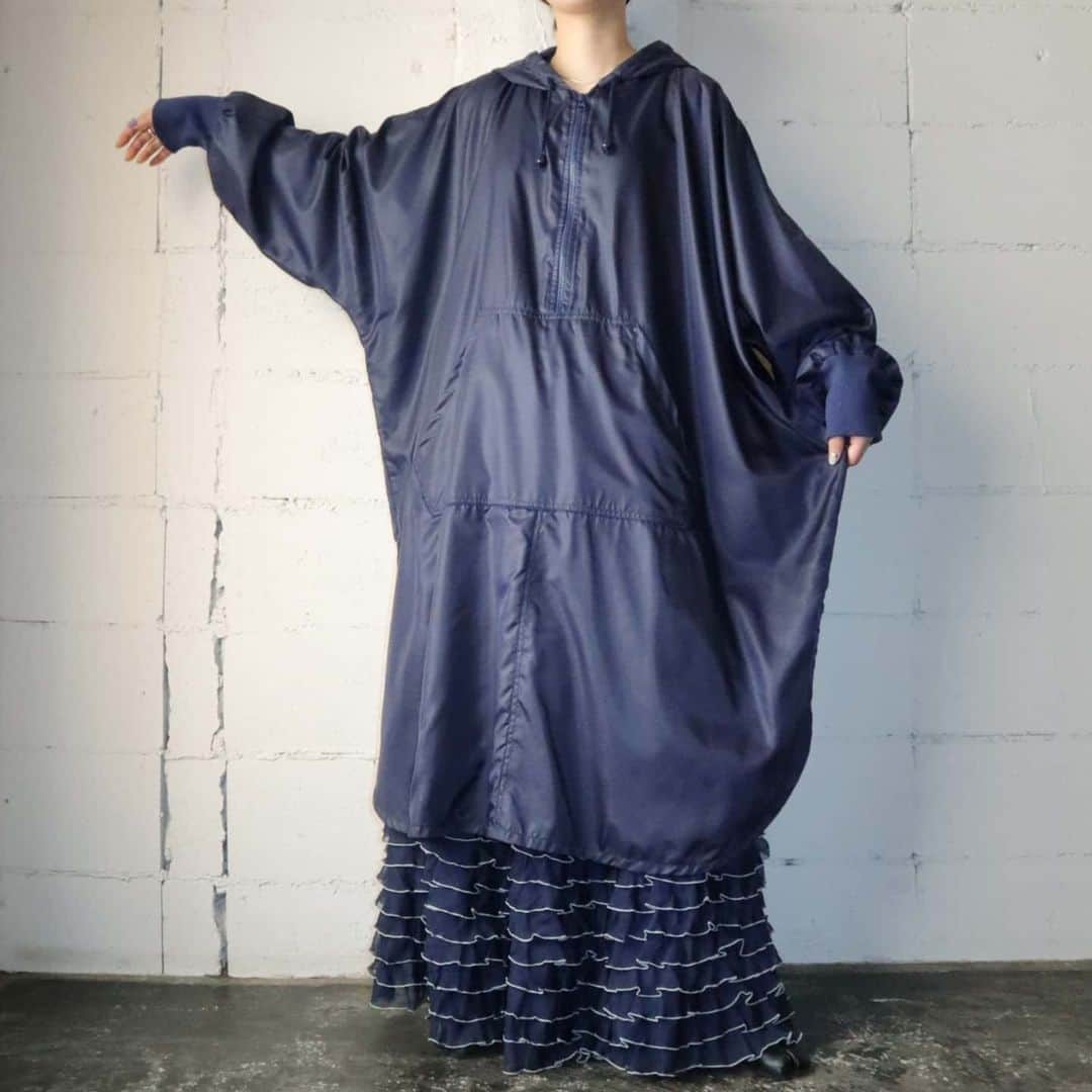 吉祥寺 古着屋 Orfeoのインスタグラム：「Big Silhouette Nylon Anorak  #orfeo #kichijoji #tokyo #vintage #used #fashion #coordinate #outfit  掲載商品のお問い合わせはメールにて承っております。コメント、DMでのお問い合わせは受け付けておりませんのでご了承ください。」