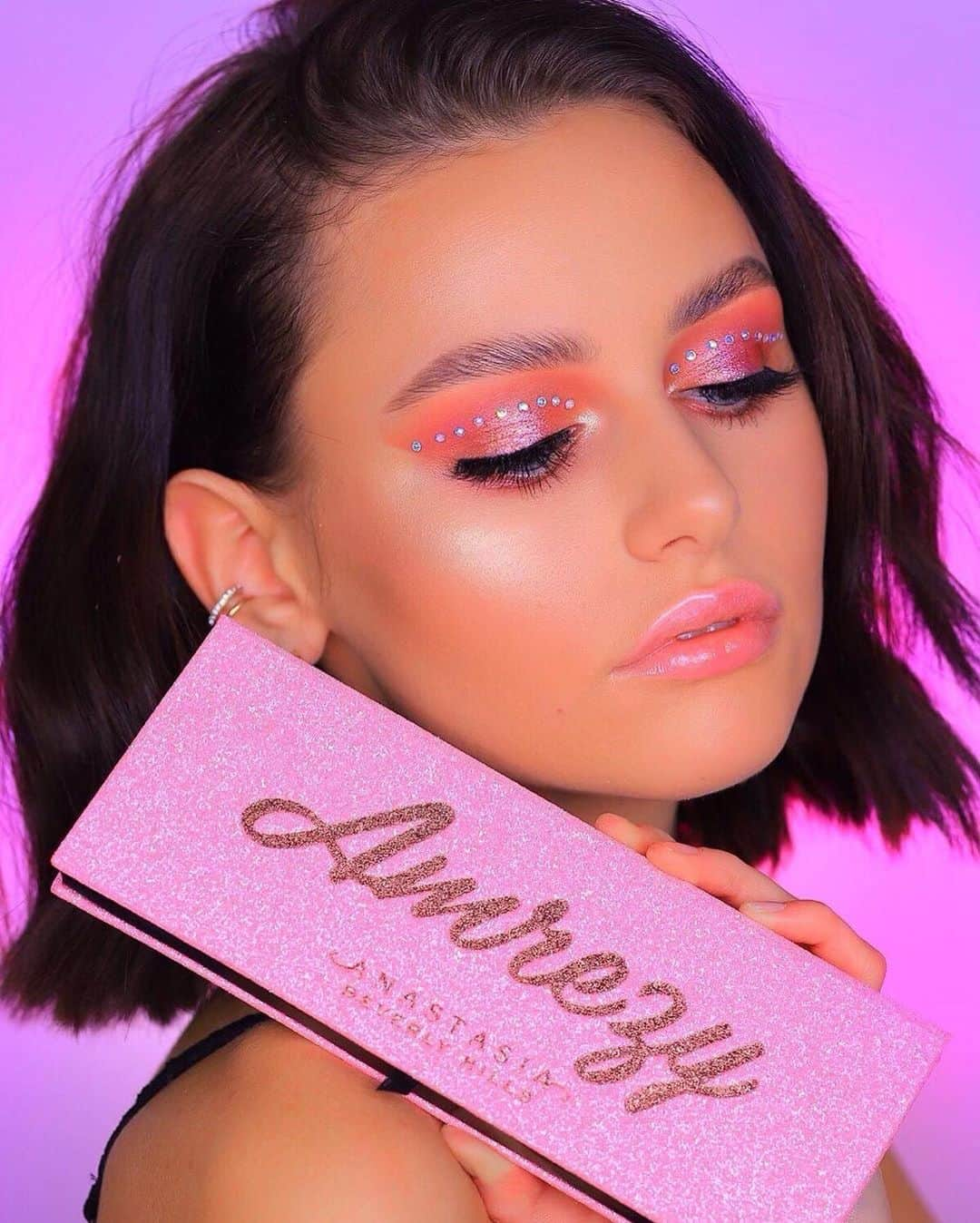 Anastasia Beverly Hillsさんのインスタグラム写真 - (Anastasia Beverly HillsInstagram)「@amelia.szczepaniak 💕💕💕💕💕💕💕💕💕💕💕PRODUCTS✨  Eyes • #ABHxAmrezy Palette ~Liquid Liner &  ABH LASHES in Fashion  Base • Luminous Foundation in 200W & Loose Powder in Vanilla  Brows • Brow Powder Duo in Medium Brown #anastasiabrows  Glow • Sugar GLOWKIT  Lip • ABH  Lipgloss in Pink Daiquri ••••••••••••••••••••••••••••••••••••」2月22日 12時04分 - anastasiabeverlyhills