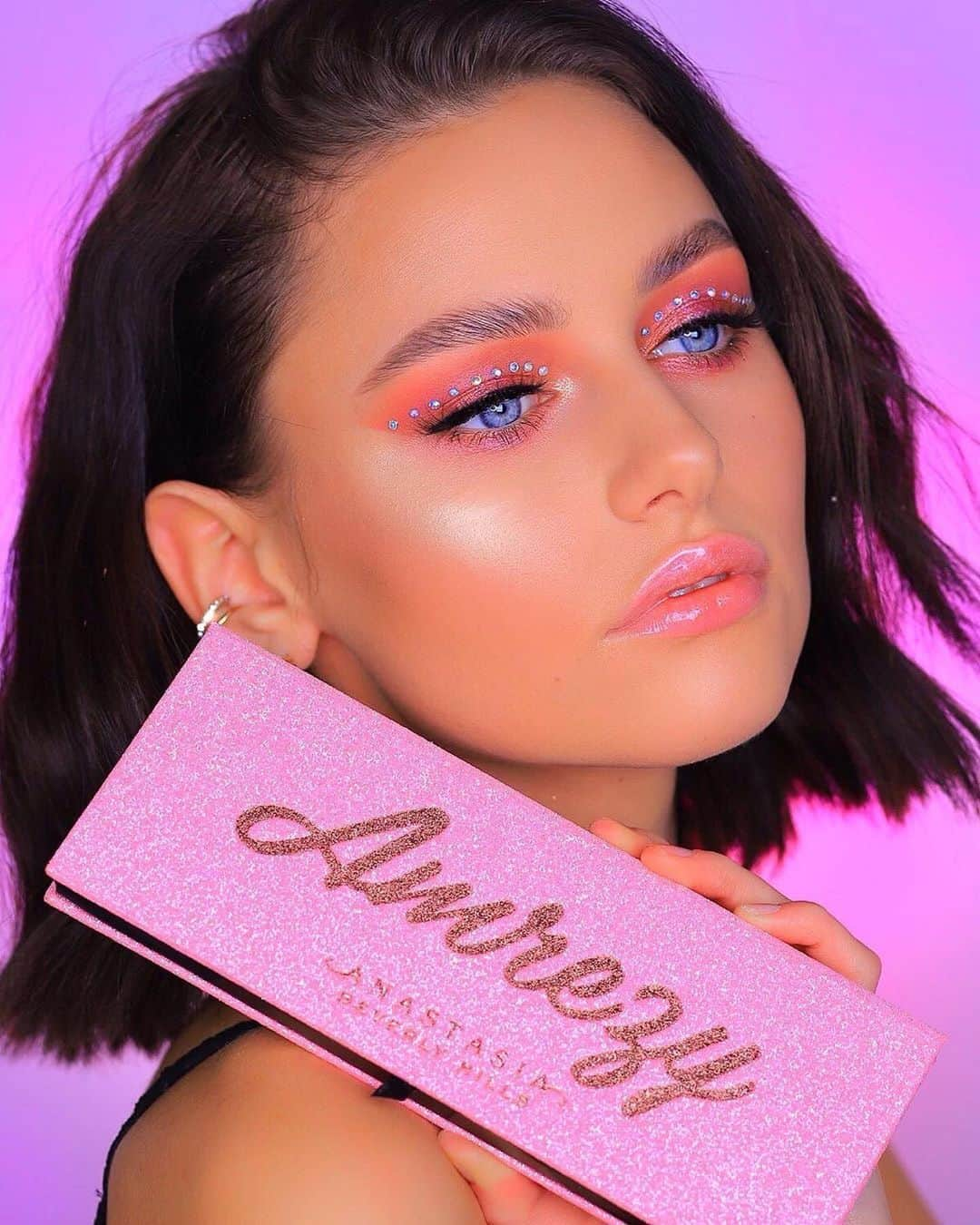 Anastasia Beverly Hillsさんのインスタグラム写真 - (Anastasia Beverly HillsInstagram)「@amelia.szczepaniak 💕💕💕💕💕💕💕💕💕💕💕PRODUCTS✨  Eyes • #ABHxAmrezy Palette ~Liquid Liner &  ABH LASHES in Fashion  Base • Luminous Foundation in 200W & Loose Powder in Vanilla  Brows • Brow Powder Duo in Medium Brown #anastasiabrows  Glow • Sugar GLOWKIT  Lip • ABH  Lipgloss in Pink Daiquri ••••••••••••••••••••••••••••••••••••」2月22日 12時04分 - anastasiabeverlyhills