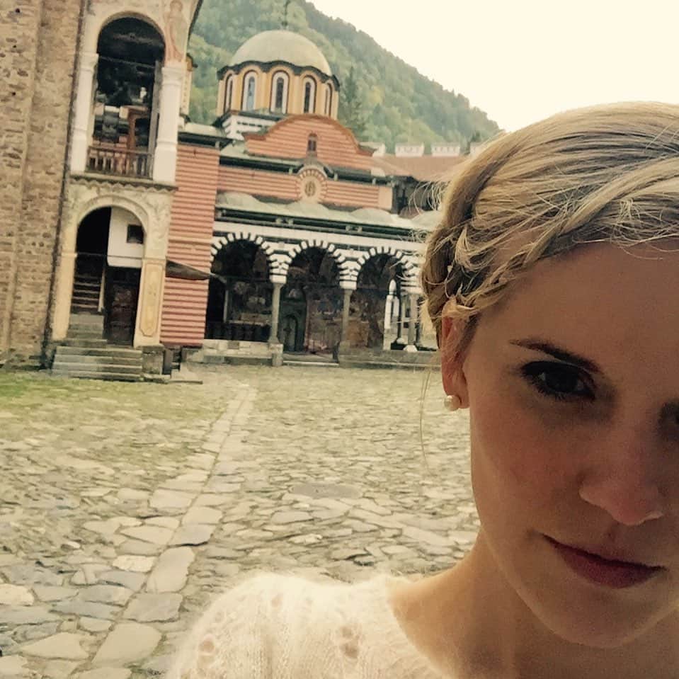 マギー・グレイスのインスタグラム：「#FBF shooting in Bulgaria a few years back ⛪️🏔」
