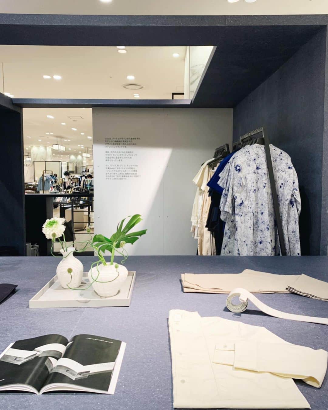 左近鈴乃さんのインスタグラム写真 - (左近鈴乃Instagram)「. 遂に、COS @cosstores_jp が 西日本初上陸🛳 📍pop up store 阪急梅田4F (2/25まで) . そして遂に2/20よりECサイトがOpen🛒 . 今まで東京でお買い物する時は チェックしてたから本当嬉しい🥺✨ オーダーしたお洋服着るのが楽しみっ🤍」2月22日 12時16分 - suzuno_sakon