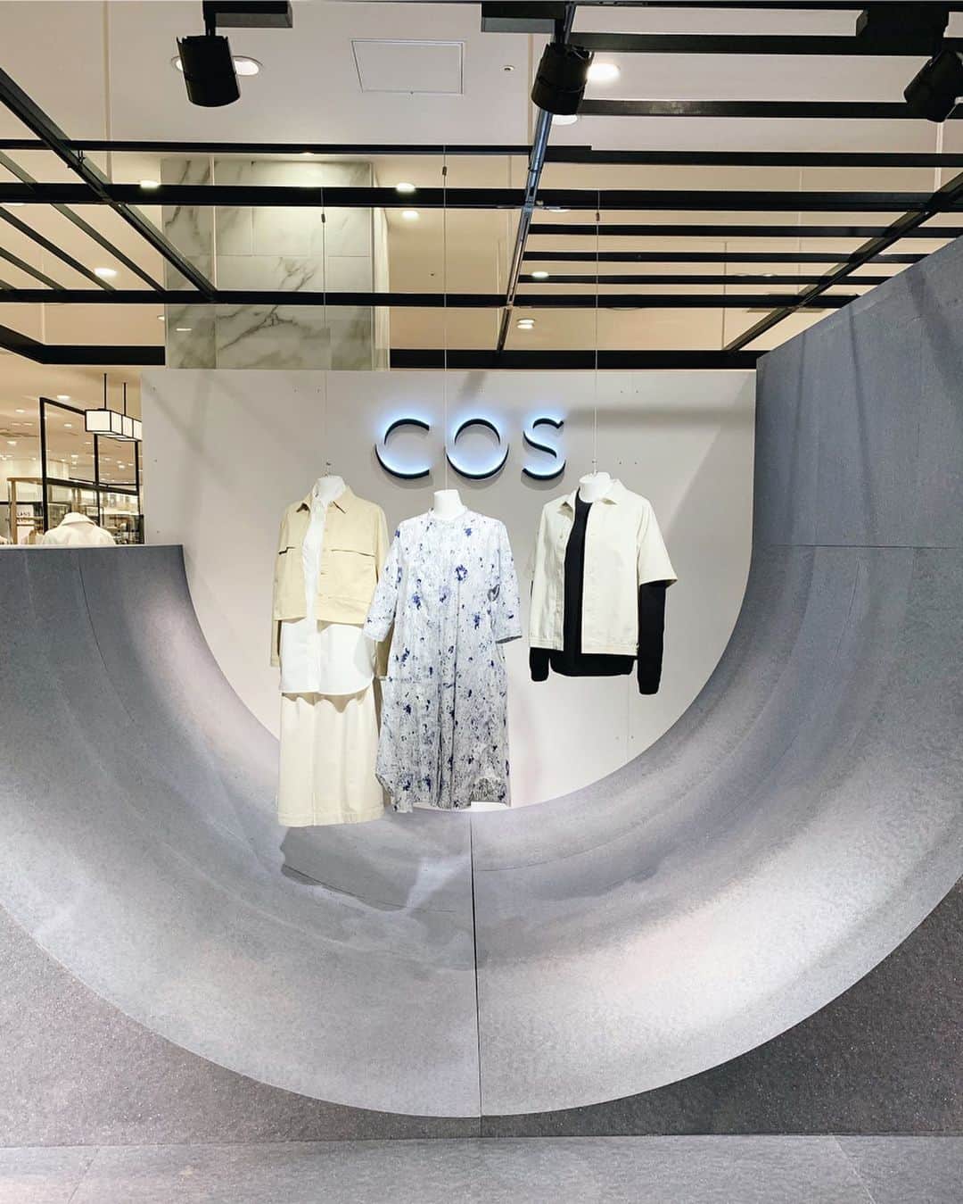 のインスタグラム：「. 遂に、COS @cosstores_jp が 西日本初上陸🛳 📍pop up store 阪急梅田4F (2/25まで) . そして遂に2/20よりECサイトがOpen🛒 . 今まで東京でお買い物する時は チェックしてたから本当嬉しい🥺✨ オーダーしたお洋服着るのが楽しみっ🤍」