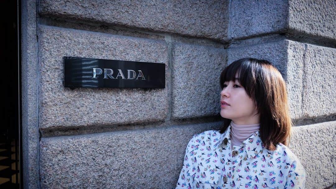 水川あさみのインスタグラム：「このツバメ柄のジャケットとパンツ、チェックのコート、フリンジのポシェット、全部気に入ってる。かなり好き。 milano🇮🇹 @prada  #prada  #mfw」