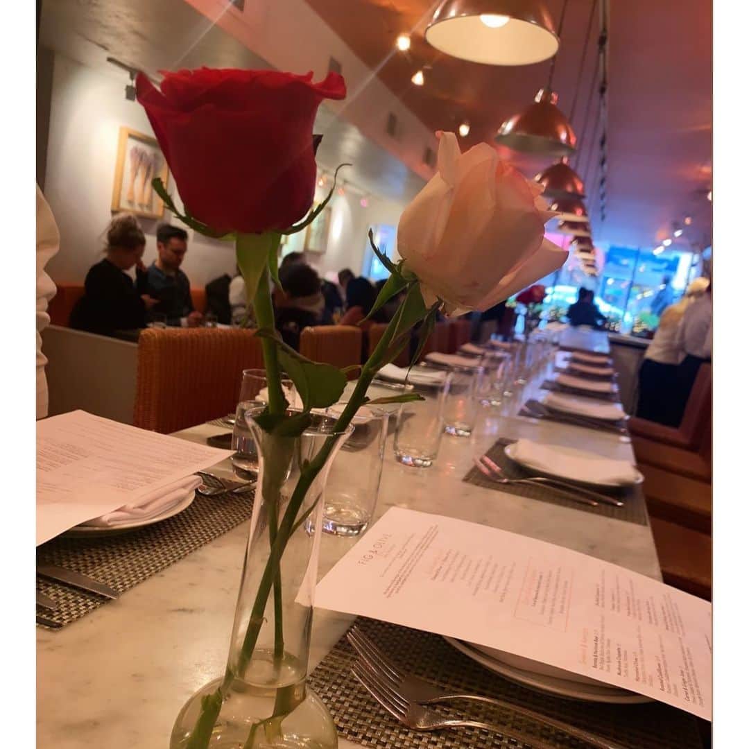 板野友美さんのインスタグラム写真 - (板野友美Instagram)「Fig&Olive  LunchもDinnerもとっても美味しかったよ🥰 店舗もいくつかあって、それぞれ 雰囲気もとってもオシャレ🌹  牛肉のカルパッチョとパスタがオススメ❤️ @figandolive #newyork」2月22日 12時42分 - tomo.i_0703